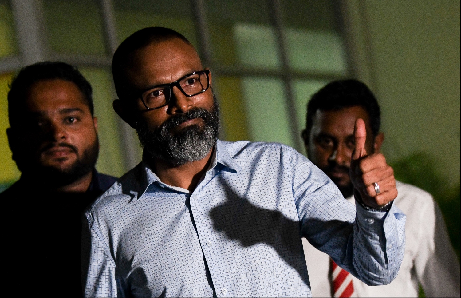 ފަނޑިޔާރު ޑީޑީ ރޭ ޖޭއެސްސީ އަށް ހާޒިރުވެވަޑައިގަތުމަށް ފަހު ނުކުމެ ވަޑައިގެން، ކާމިޔާބުގެ ނިޝާން މީޑިއާ އަށް ދައްކާލައްވަނީ.-- މިހާރު ފޮޓޯ/ ހުސައިން ވަހީދު