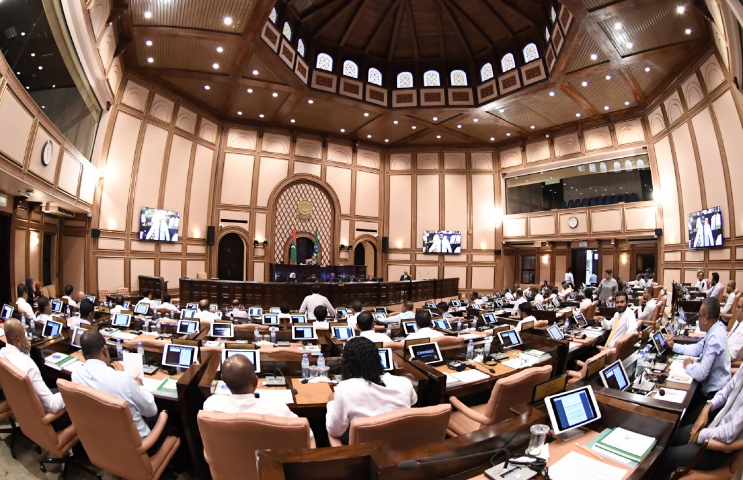 ރައްޔިތުންގެ މަޖިލިހުގެ ޖަލްސާއެއްގައި މެމްބަރުން ބައިވެރިވެވަޑައިގަންނަވަނީ. --- ފޮޓޯ: މަޖިލިސް