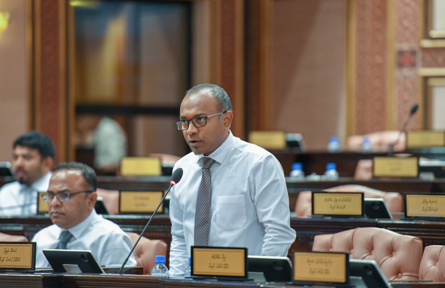 ހެންވޭރު ހުޅަނގު ދާއިރާގެ އެމްޑީޕީގެ މެމްބަރު ހަސަން ލަތީފް ވާހަކަ ދައްކަވަނީ. --- ފޮޓޯ: މަޖިލިސް