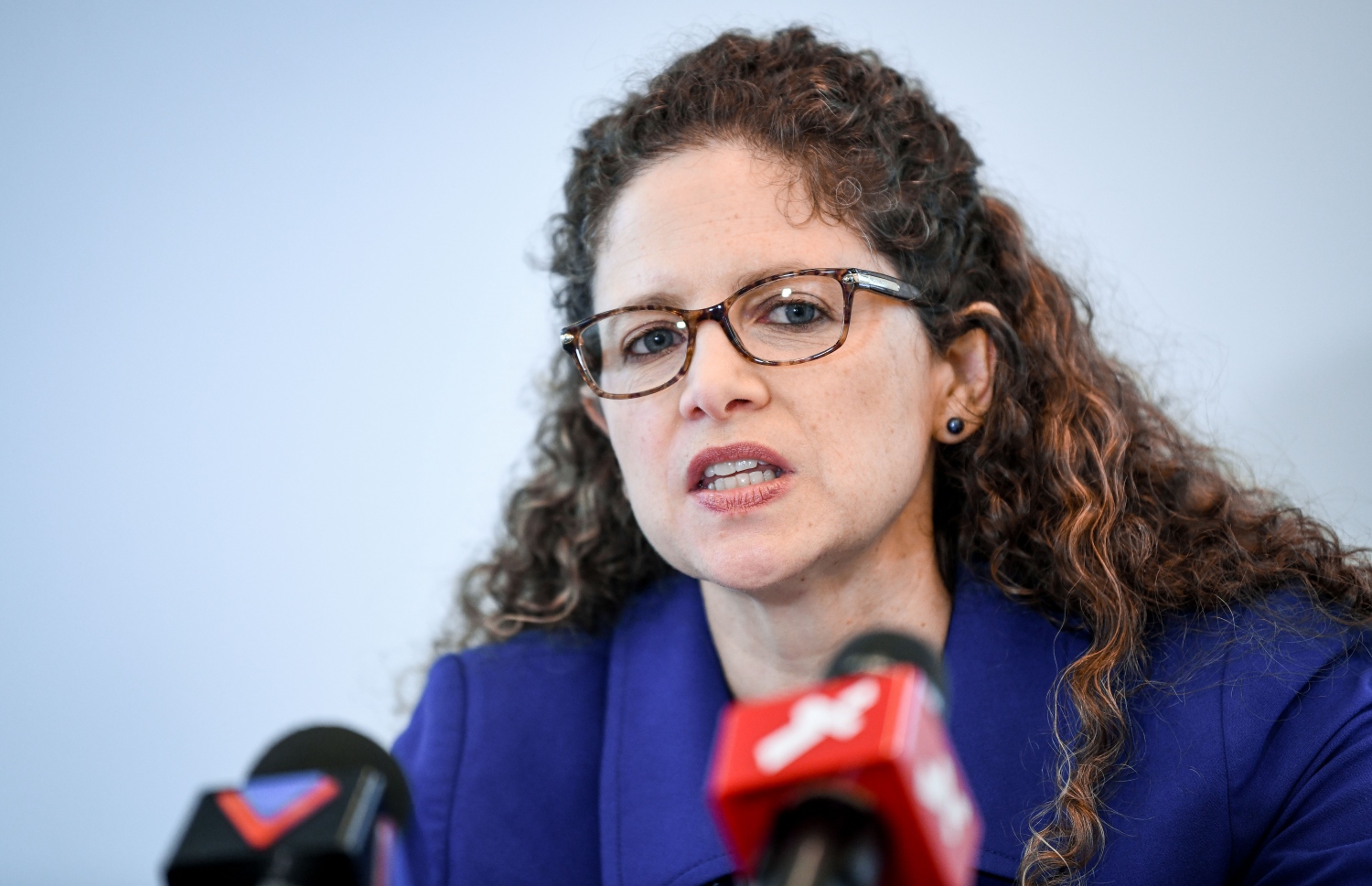 އދ ގެ ހާއްސަ ރެޕަޓުއާ ކަރީމާ ބެނޫން ނޫސްވެރިންނާއި ބައްދަލު ކުރައްވަނީ: ފޮޓޯ:ނިޝާން އަލީ/ މިހާރު