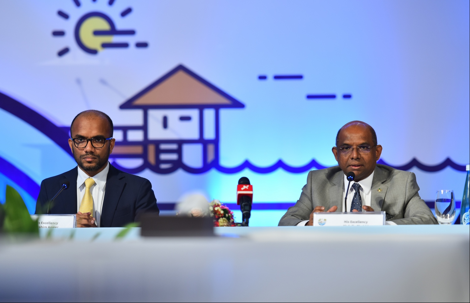 މޯލްޑިވްސް ޕާޓްނާޝިޕް ފޯރަމް ނިންމުމާ ގުޅިގެން، މިއަދު ބޭއްވި ނިއުސް ބްރީފިން ގައި ފޮރިން މިނިސްޓަރު ޝާހިދު (ކ) ވާހަކަ ދައްކަވާއިރު ފިނޭންސް މިނިސްޓަރު އަމީރު އަރިހުގައި.---ފޮޓޯ: ހުސައިން ވަހީދު/މިހާރު