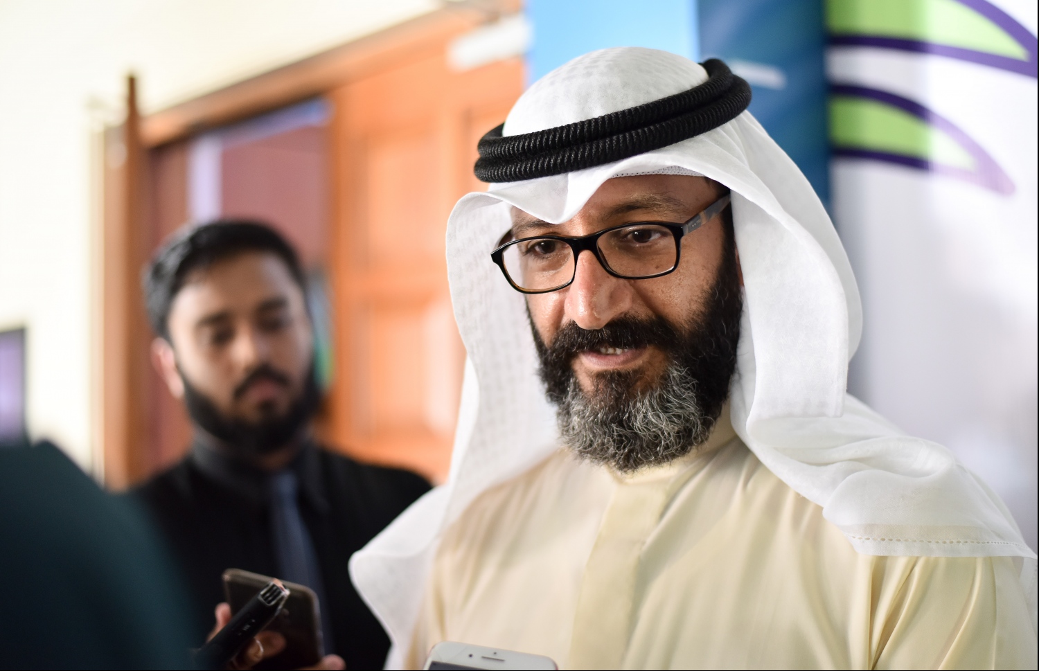 ކުވައިތް ފަންޑުގެ އީސްޓް ސައުތް އޭޝިޔާގެ ރީޖަނަލް މެނޭޖާ، ޔޫސުފް އަލް ބަދުރު ނޫސްވެރިންނާ ބައްދަލުކުރައްވަނީ -ފޮޓޯ:ހުސައިން ވަހީދު/މިހާރު