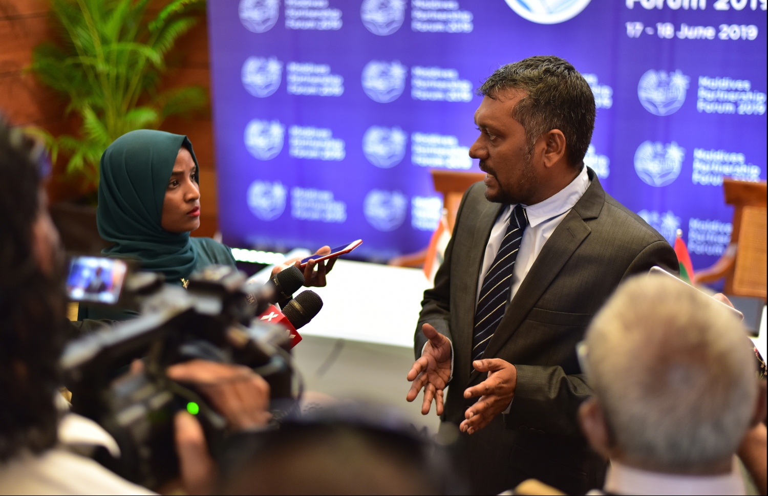 އިކޮނޮމިކް މިނިސްޓަރު ފައްޔާޒު މިއަދު  މީޑިއާއާ ވާހަކަ ދައްކަވަނީ.---ފޮޓޯ: ހުސައިން ވަހީދު/މިހާރު