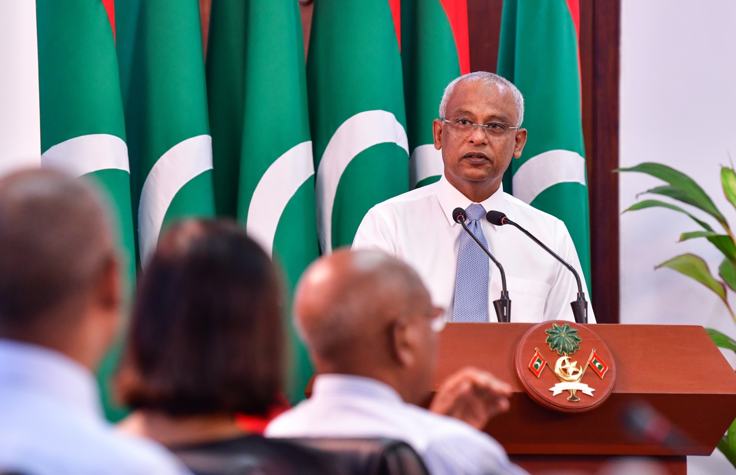 މާލެ: ޖޫން 19، 2019: ބޭރު ގައުމުތަކުގައި ތިބޭ ރާއްޖޭގެ ސަފީރުންގެ އަހަރީ ބައްދަލުވުން ފެށުމުގެ ގޮތުން ފޮރިން މިނިސްޓްރީގައި ބޭއްވި ރަސްމިއްޔާތުގައި ރައީސް އިބްރާހިމް މުހައްމަދު ސޯލިހު ވާހަކަ ދައްކަވަނީ.-- ފޮޓޯ: ނިޝާން އަލީ /މިހާރު
