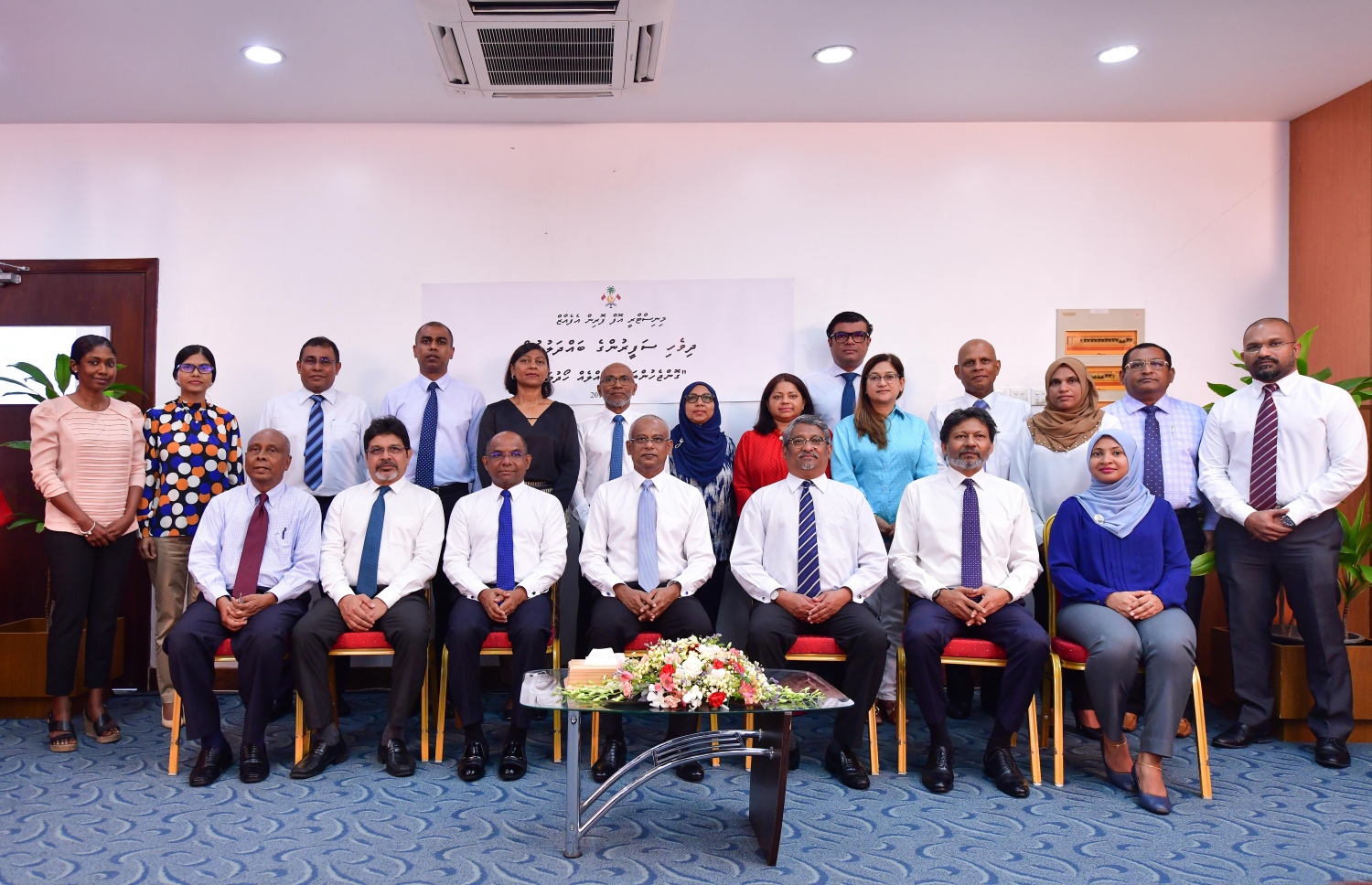 މާލެ: ޖޫން 19، 2019: ބޭރު ގައުމުތަކުގައި ތިބޭ ރާއްޖޭގެ ސަފީރުންގެ އަހަރީ ބައްދަލުވުން ފެށުމުގެ ގޮތުން ފޮރިން މިނިސްޓްރީގައި ބޭއްވި ރަސްމިއްޔާތުގައި ރައީސް އިބްރާހިމް މުހައްމަދު ސޯލިހާއި، ފޮރިން މިނިސްޓަރު އަބްދުﷲ ޝާހިދުގެ އިތުރުން ސަރުކާރުގެ ބައެއް އިސްވެރިން ބައިވެރިވެ ވަޑައިގަންނަވަނީ.-- ފޮޓޯ: ނިޝާން އަލީ /މިހާރު