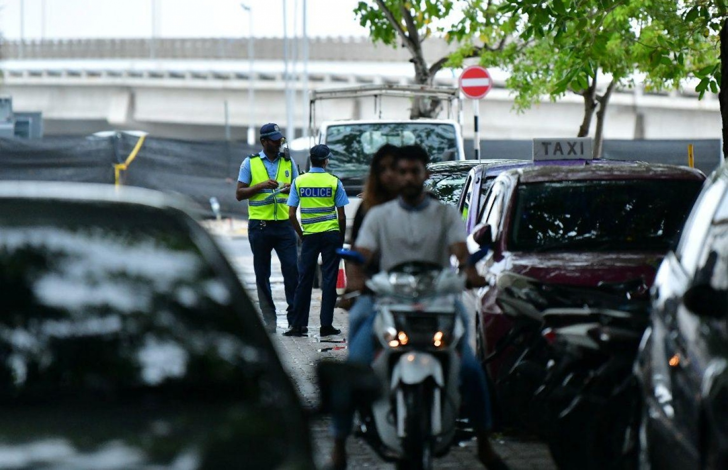 ޓްރެފިކް ފުލުހުން މަގެއްގައި ހަރަކާތްތެރިވަނީ: ސައިކަލް މަޑިދަށުން ވައްކަންކުރާ މައްސަލަ ވަނީ އިތުރުވެފައި-- ފޮޓޯ: ހުސައިން ވަހީދު/މިހާރު