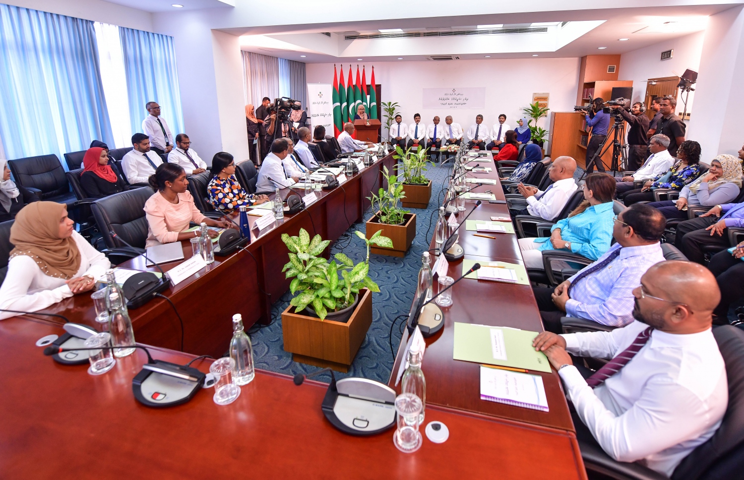 މާލެ: ޖޫން 19، 2019: ބޭރު ގައުމުތަކުގައި ތިބޭ ރާއްޖޭގެ ސަފީރުންގެ އަހަރީ ބައްދަލުވުން ފެށުމުގެ ގޮތުން ފޮރިން މިނިސްޓްރީގައި ބޭއްވި ރަސްމިއްޔާތުގައި ރައީސް އިބްރާހިމް މުހައްމަދު ސޯލިހާއި، ފޮރިން މިނިސްޓަރު އަބްދުﷲ ޝާހިދުގެ އިތުރުން ސަރުކާރުގެ ބައެއް އިސްވެރިން ބައިވެރިވެ ވަޑައިގަންނަވަނީ.-- ފޮޓޯ: ނިޝާން އަލީ /މިހާރު