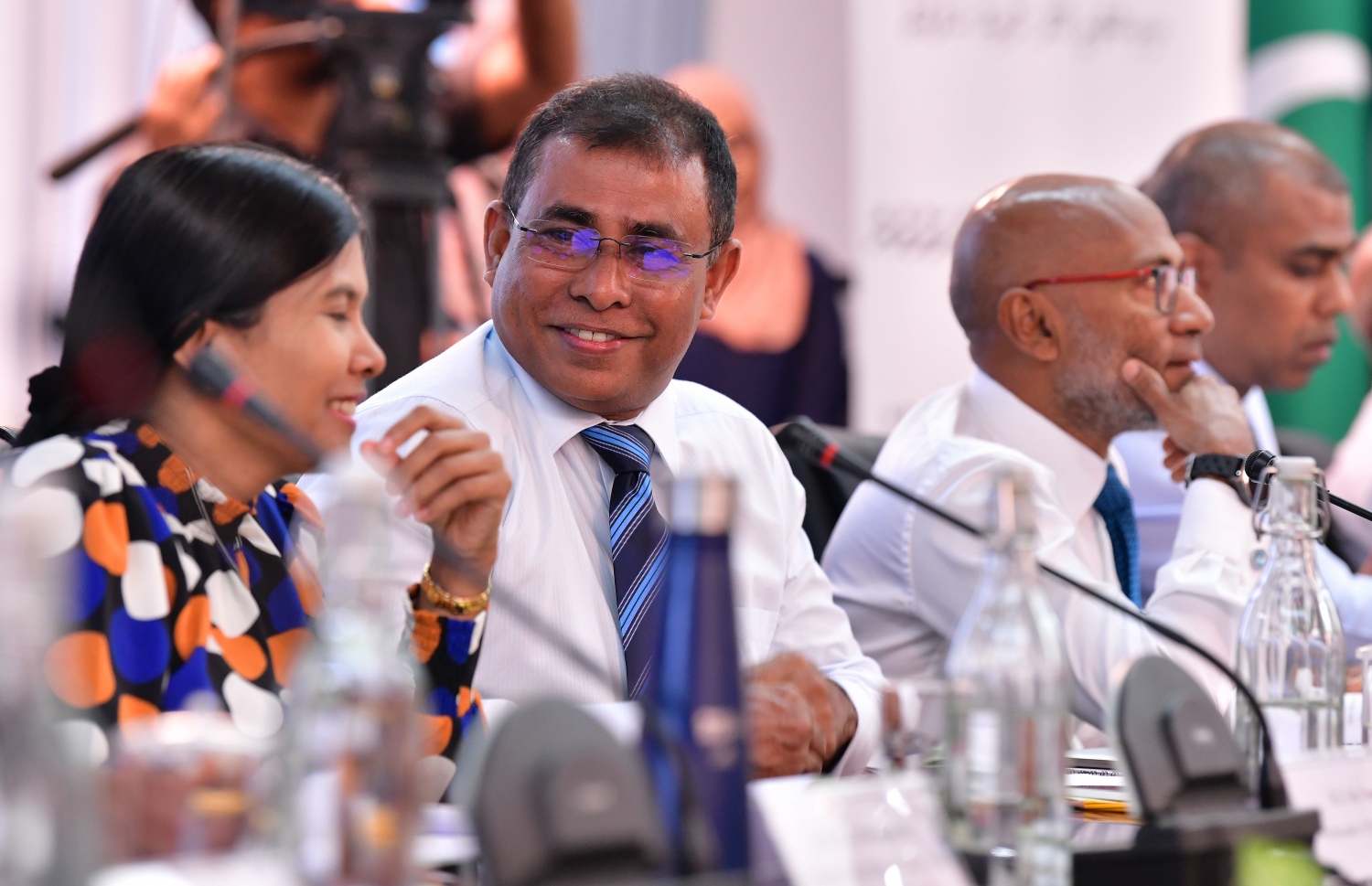 މާލެ: ޖޫން 19، 2019: ބޭރު ގައުމުތަކުގައި ތިބޭ ރާއްޖޭގެ ސަފީރުންގެ އަހަރީ ބައްދަލުވުން ފެށުމުގެ ގޮތުން ފޮރިން މިނިސްޓްރީގައި ބޭއްވި ރަސްމިއްޔާތުގައި ސަރުކާރުގެ ބައެއް އިސްވެރިން ބައިވެރިވެ ވަޑައިގަންނަވަނީ.-- ފޮޓޯ: ނިޝާން އަލީ /މިހާރު