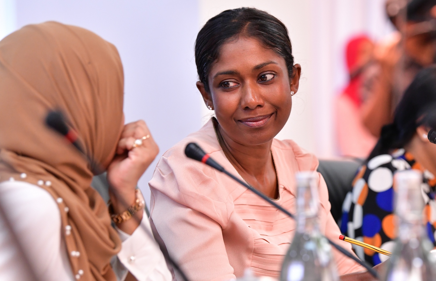 މާލެ: ޖޫން 19، 2019: ބޭރު ގައުމުތަކުގައި ތިބޭ ރާއްޖޭގެ ސަފީރުންގެ އަހަރީ ބައްދަލުވުން ފެށުމުގެ ގޮތުން ފޮރިން މިނިސްޓްރީގައި ބޭއްވި ރަސްމިއްޔާތުގައި ސަރުކާރުގެ ބައެއް އިސްވެރިން ބައިވެރިވެ ވަޑައިގަންނަވަނީ.-- ފޮޓޯ: ނިޝާން އަލީ /މިހާރު