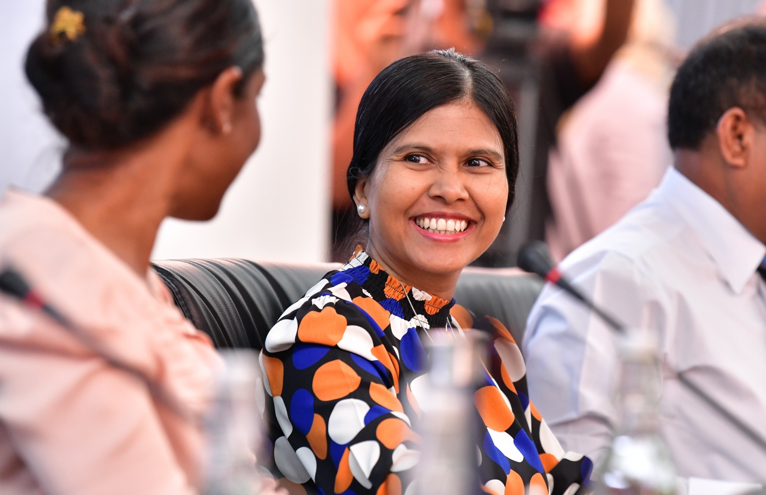 މާލެ: ޖޫން 19، 2019: ބޭރު ގައުމުތަކުގައި ތިބޭ ރާއްޖޭގެ ސަފީރުންގެ އަހަރީ ބައްދަލުވުން ފެށުމުގެ ގޮތުން ފޮރިން މިނިސްޓްރީގައި ބޭއްވި ރަސްމިއްޔާތުގައި ސަރުކާރުގެ ބައެއް އިސްވެރިން ބައިވެރިވެ ވަޑައިގަންނަވަނީ.-- ފޮޓޯ: ނިޝާން އަލީ /މިހާރު