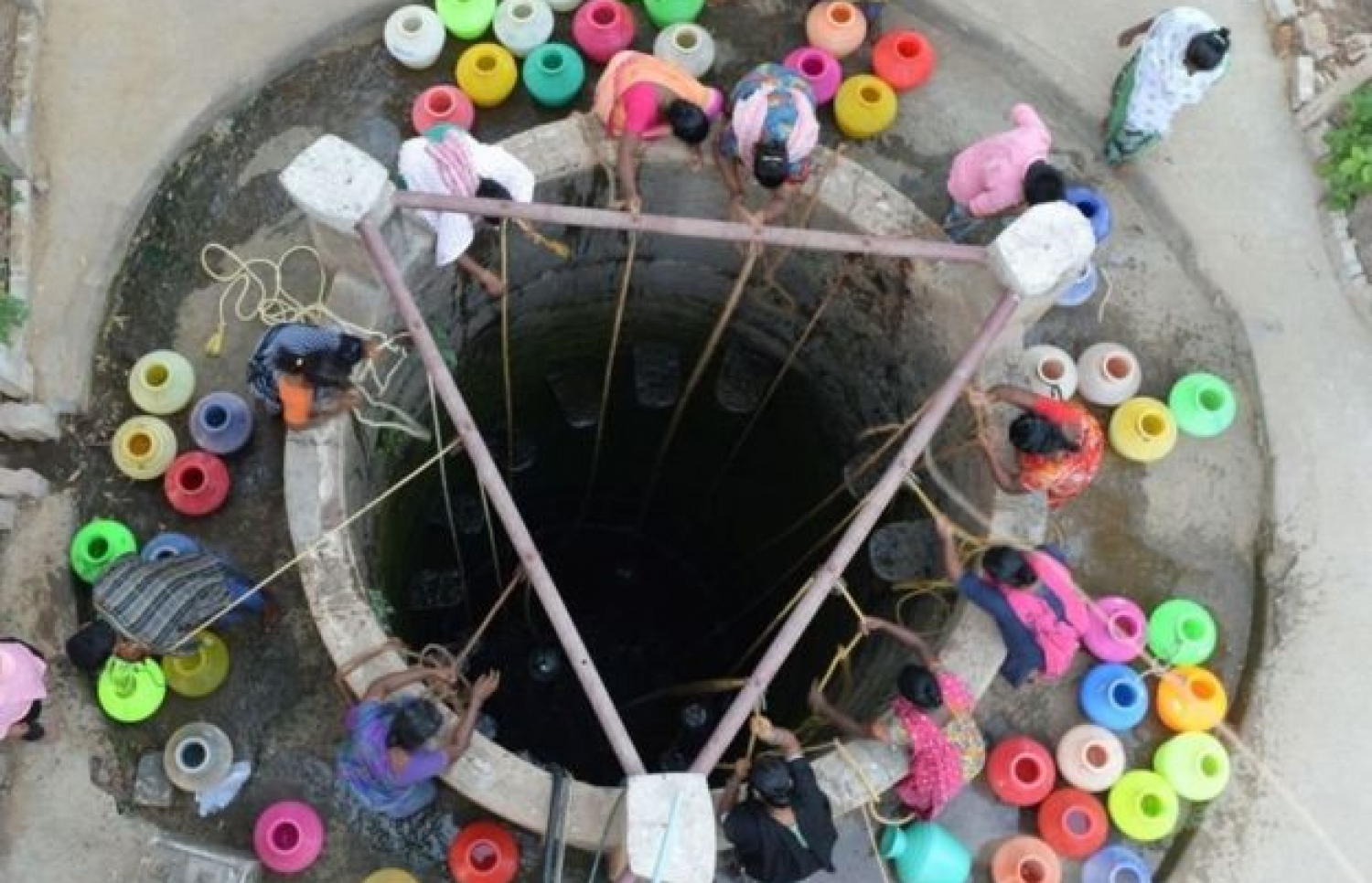 ޗެންނާއީގައި ވަޅަކުން މީހުން ފެން ނަގަނީ. --ފޮޓޯ:ގެޓީ އިމޭޖަސް