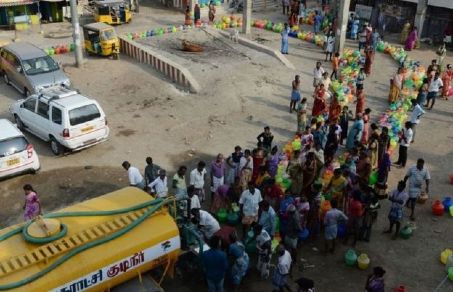 ޗެންނާއީގައި ފެން ހޯދަން ފެން ލޮރީއެއްގެ ކައިރީ މީހުން ކިޔޫ ހަދައިގެން. --ފޮޓޯ:ގެޓީ އިމޭޖަސް