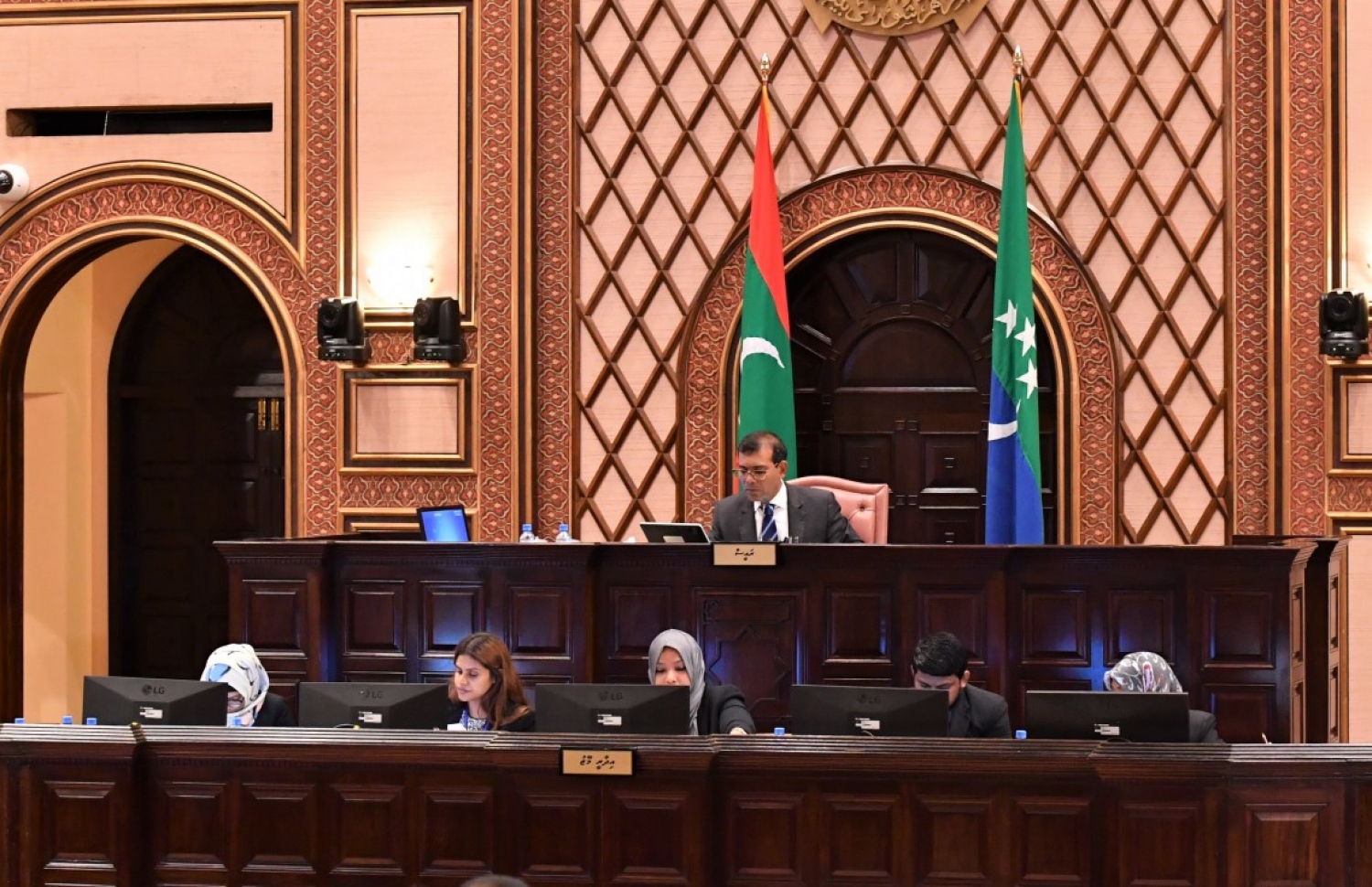 ރައްޔިތުންގެ މަޖިލިހުގެ ރައީސް އަދި ކުރީގެ ރައީސް މުހައްމަދު ނަޝީދު މަޖިލިހުގެ ރިޔާސަތުގައި. --- ފޮޓޯ: މަޖިލިސް