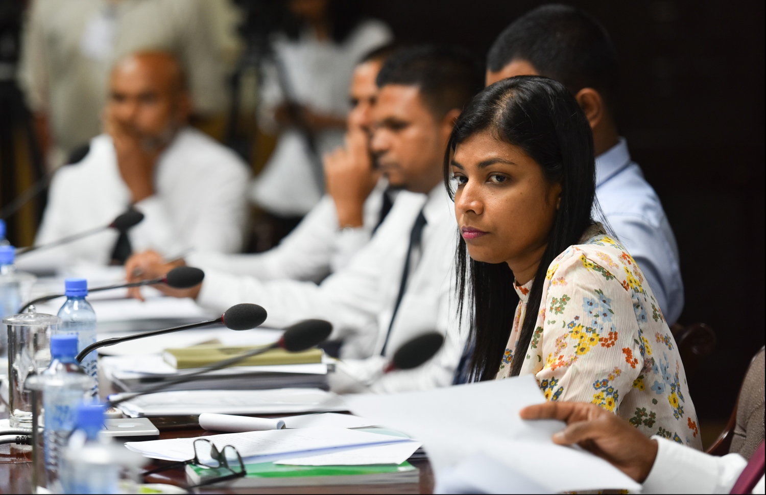 މިނިވަން މުއައްސަސާތަކުގެ ކޮމިޓީގެ ބައްދަލުވުމެއްގައި ރޮޒެއިނާ އާއި އެ ކޮމިޓީގެ މެމްބަރުން ބައިވެރިވެވަޑައިގަންނަވަނީ. --- ފޮޓޯ: ހުސެއިން ވަހީދު/ މިހާރު