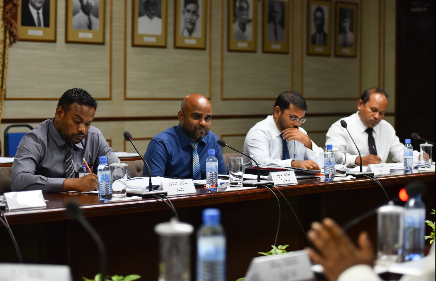 މިނިވަން މުއައްސަސާތަކުގެ ކޮމިޓީގައި އޭސީސީގެ މެމްބަރުން ވާހަކަ ދައްކަވަނީ. --ފޮޓޯ: ހުސެއިން ވަހީދު/މިހާރު