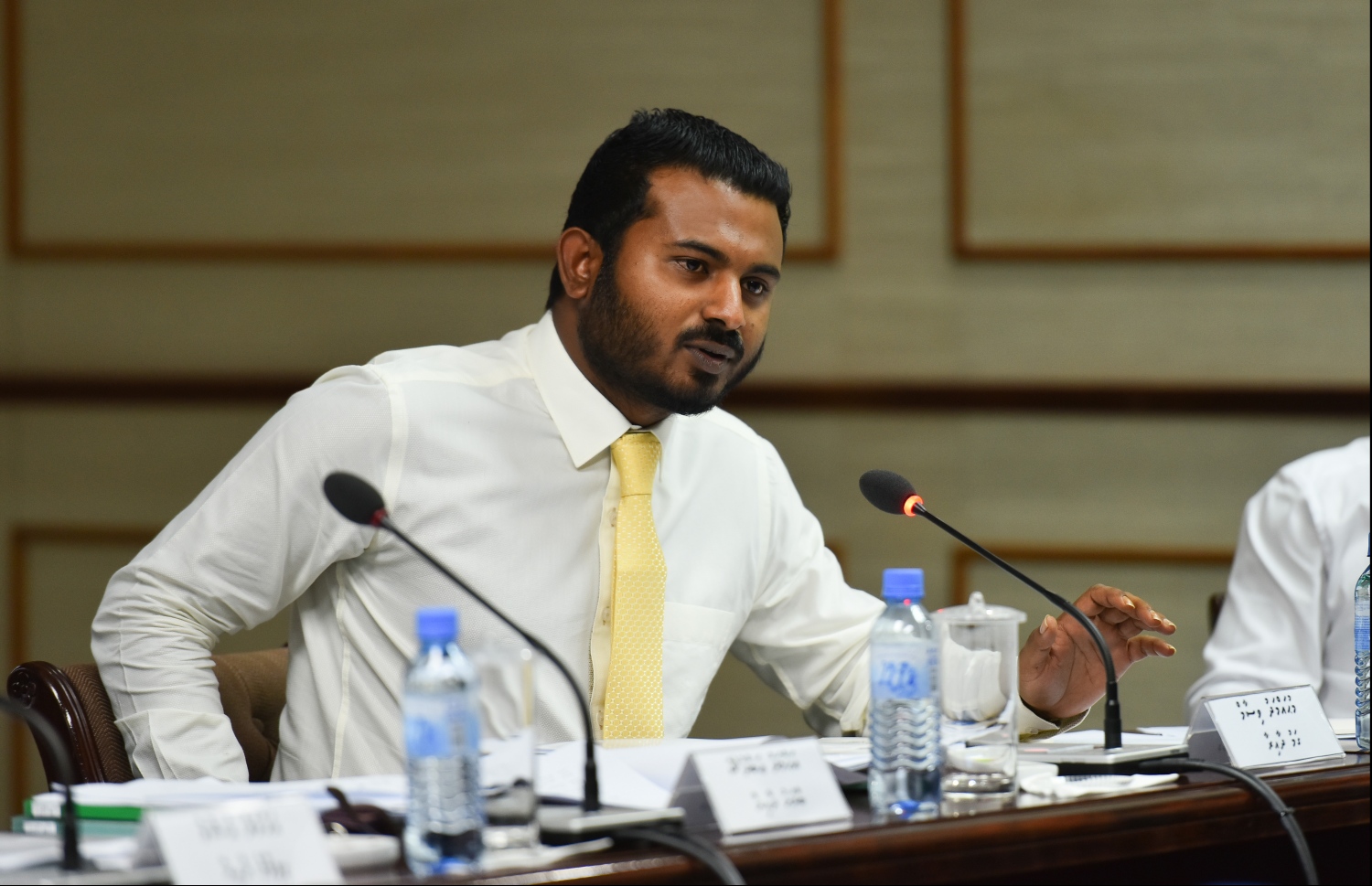 މަޖިލީހުގެ ޖަލްސާއެއްގައި ވިސާމް ވާހަކަ ދައްކަވަނީ: ތުހުމަތު ކުރާ މެމްބަރުން ޒިންމާދާރު ނުކުރުވައި މަގާމުން ވަކިކުރުމަކީ އޭނާގެ ކަންބޮޑުވެވަޑައިގަންނަވާ ކަމެއް. --ފޮޓޯ/މިހާރު