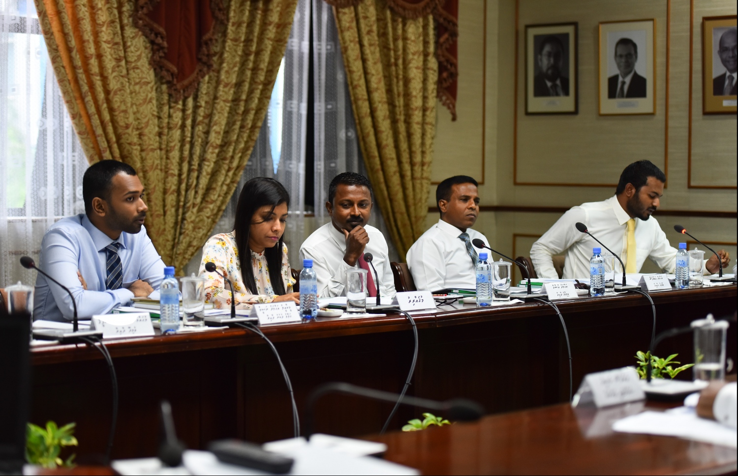 މަޖިލީހުގެ މިނިވަން މުއައްސަސާތަކާ ބެހޭ ކޮމެޓީގެ މެމްބަރުން ބައްދަލުވުމެއްގައި. -- ފޮޓޯ/މިހާރު