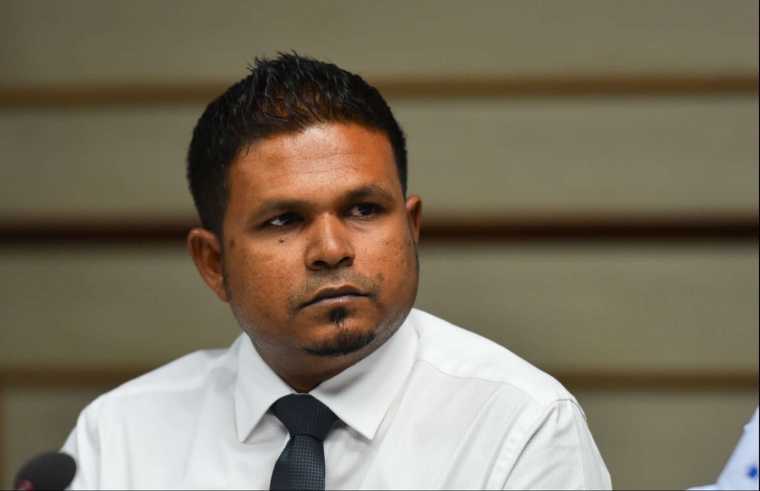 މުހަންމަދު އަބްދުﷲ ޝަފީގު (މޯޑު) ކޮމިޓީ ބައްދަލުުވުމެއްގައި ބަައިވެރިވެވަޑައިގަަންނަވަނީ. ކައުންސިލްގެ ބަހެއް ނެތި ސެކްރެޓަރީ ޖެނެރަލެއް ލާން އޭނާ ވެސް ދެކޮޅު.