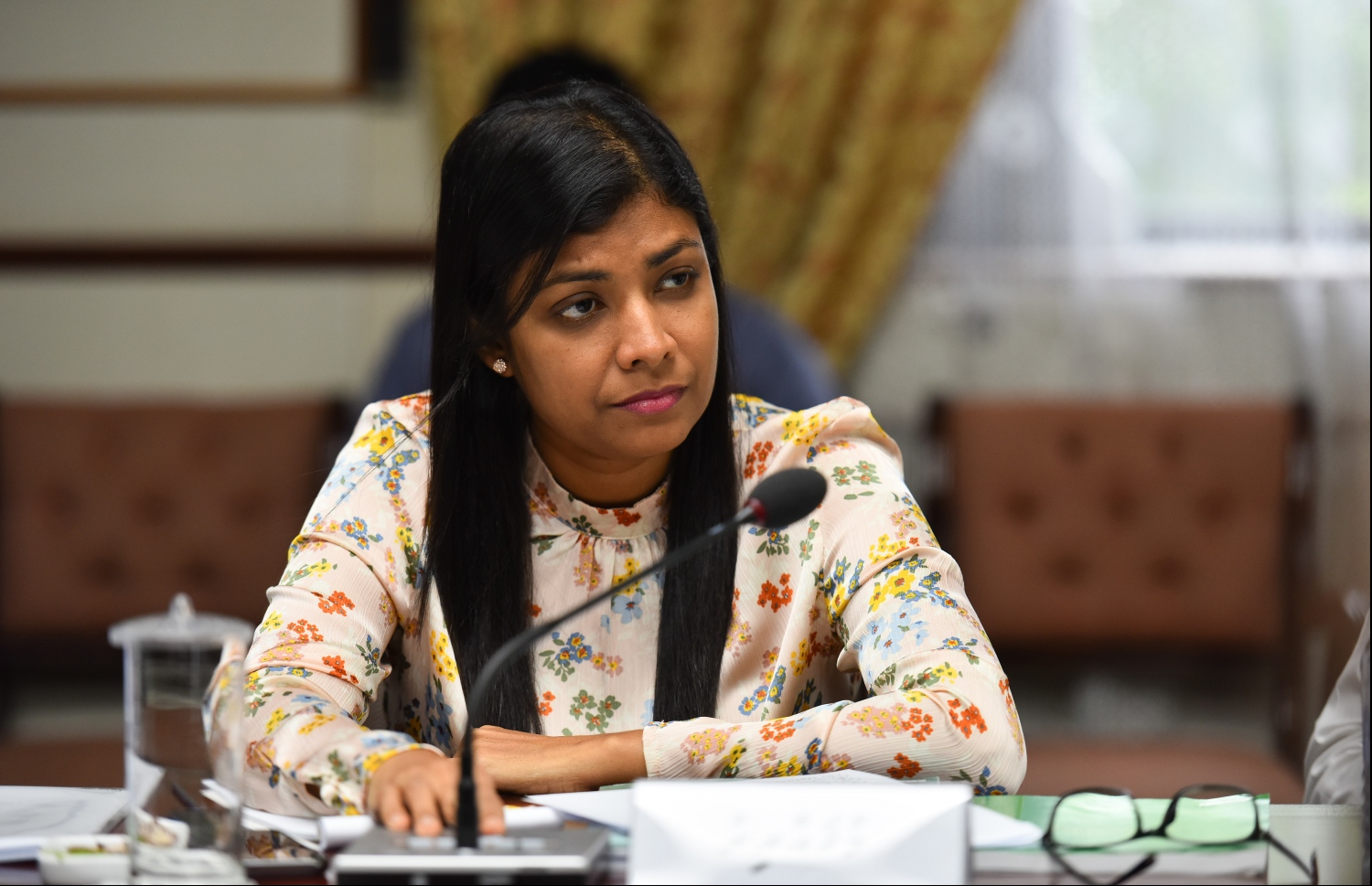 މިނިވަން މުއައްސަސާތަކުގެ ކޮމިޓީގެ މުގައްރިރު އަދި ރައްޔިތުންގެ މަޖިލިހުގެ އައްޑޫ މީދޫ ދާއިރާގެ މެމްބަރު ރޮޒެއިނާ އާދަމް ކޮމިޓީ  ބައްދަލުވުމެއްއްގައި. --- ފޮޓޯ: ހުސެއިން ވަހީދު/ މިހާރު