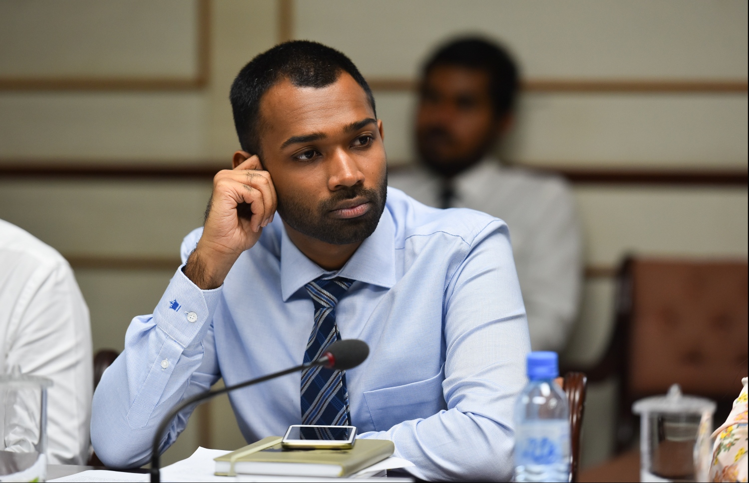 ގަލޮޅު ދެކުނު ދާއިރާގެ އެމްޑީޕީގެ މެމްބަރު މީކާއިލް އަހުމަދު ނަސީމް، މަޖިލިހުގެ ކޮމިޓީއެއްގައި ބައިވެރިވެވަޑައިގަންނަވަނީ. މުޒާހަރާ ރޫޅައިލި ގޮތާ ބެހޭ ގޮތުން ހޯމް މިނިސްޓަރު އިމްރާނާ ސުވާލުކުރައްވަން އޭނާ ހުށަހެޅުއްވި. --- ފޮޓޯ: ހުސެއިން ވަހީދު/ މިހާރު