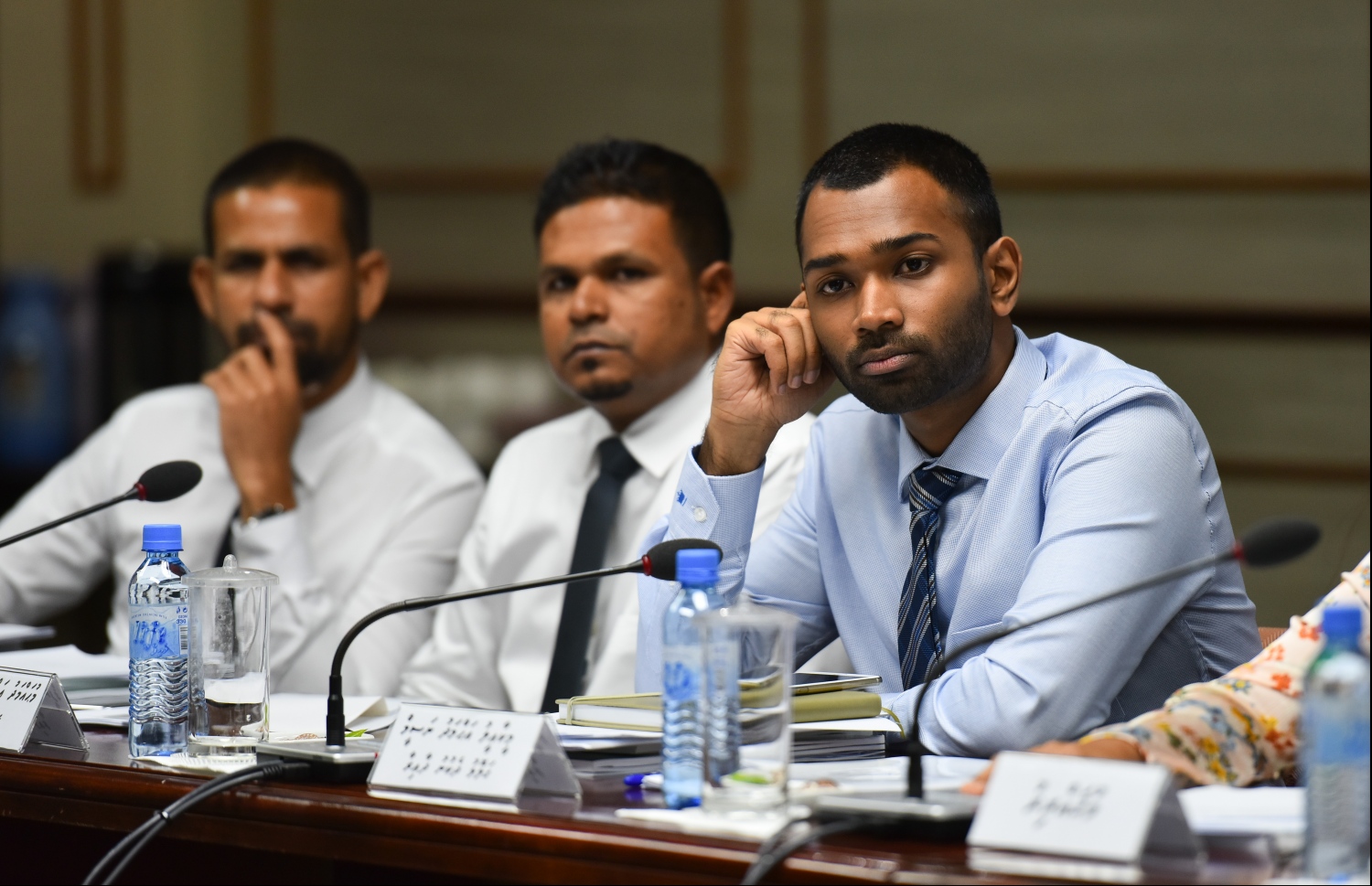 މިނިވަން މުއައްސަސާތަކާ ބެހޭ ކޮމިޓީގެ ބައެއް މެމްބަރުން އޭސީސީގެ މެމްބަރުން ދެއްކެވި ވާހަކަތައް އަޑުއައްސަވަނީ. --ފޮޓޯ: ހުސެއިން ވަހީދު/މިހާރު