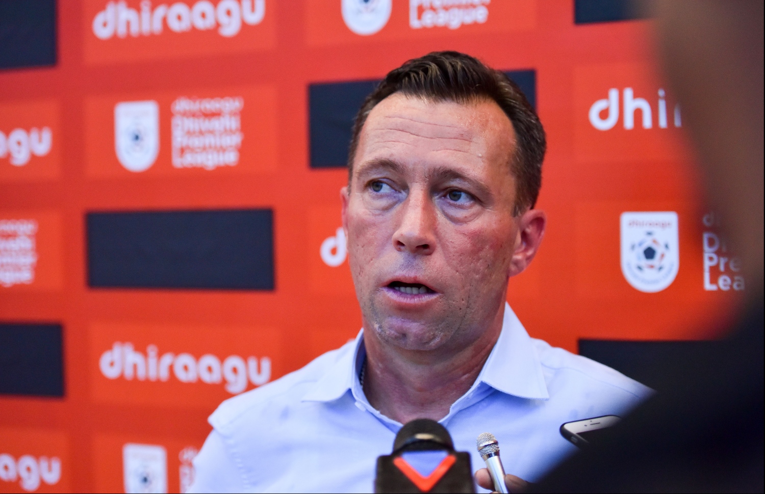 ނޫސްވެރިންގެ ބައްދަލުވުމެއްގެ ތެރެއިން މާޒިޔާ ކޯޗު ސެކުލޮސްކީ ވާހަކަ ދައްކަނީ.-- ފޮޓޯ: ނިޝާން އަލީ/ މިހާރު