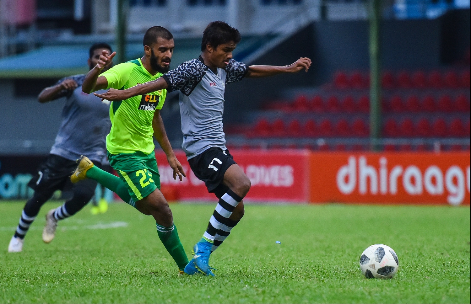 މާޒިޔާއާ ދެކޮޅަށް ކުޅުނު މެޗުގެ ތެރެއިން ގްރީން ސްޓްރީޓްސްގެ ޔާން (ކ) ބޯޅަ ފޮނުވާލަނީ. -- ފޮޓޯ: ނިޝާން އަލީ/ މިހާރު