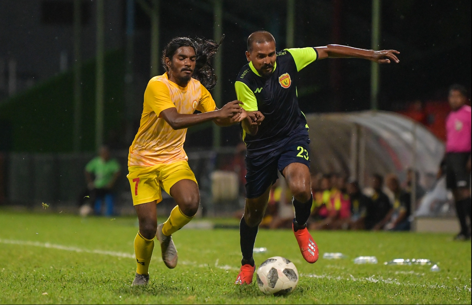 ޔުނައިޓެޑް ވިކްޓްރީގެ މޫސަ (ކ) އަތުން ބޯޅަ ހޯދަން ވިކްޓްރީގެ ޖައިޝަން މަސައްކަތްކުރަނީ. --ފޮޓޯ: ހުސެއިން ވަހީދު/ މިހާރު