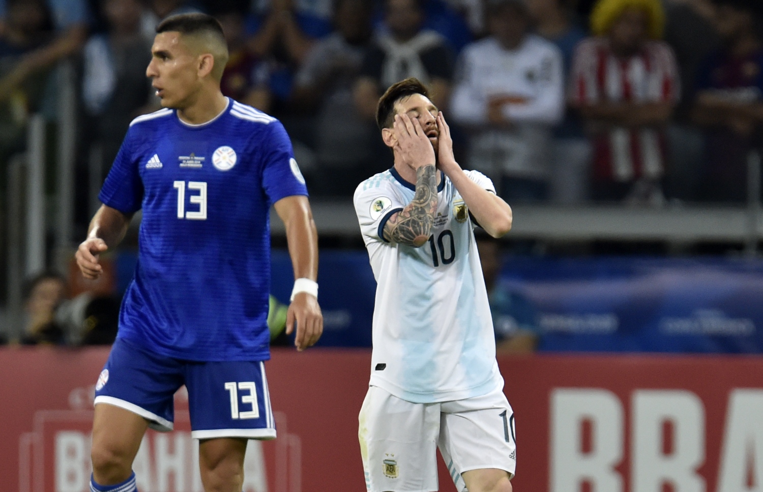 އާޖެންޓީނާގެ ކެޕްޓަން ލިއޮނަލް މެސީ (ކ) މެޗުގެ ތެރެއިން ފުރުސަތެއް ގެއްލުމުން މާޔޫސްވެފައި. --ފޮޓޯ: އޭއެފްޕީ