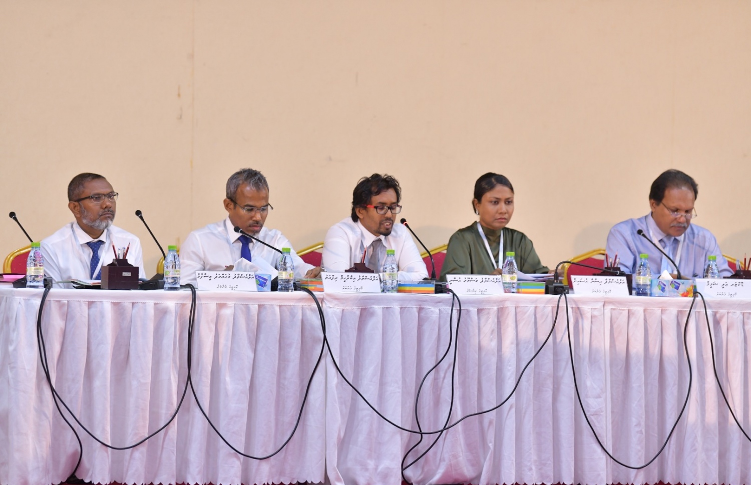 ޖޭއެސްސީގެ ކޮމިޓީއެއް މެމްބަރުން ތަހުގީގު ކުރިއަށް ގެންދަނީ. ---ފޮޓޯ: ނިޝާން އަލީ/މިހާރު