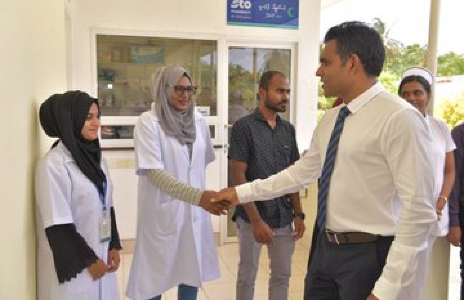 ނައިބު ރައީސް މިއަދު މޮޅަދޫ ސިއްހީ މަރުކަޒަށް ވަޑައިގެން އެތަނުގެ މުވައްޒަފުންނާ ސަލާމް ކުރައްވަނީ. --- ފޮޓޯ: ރައީސް އޮފީސް