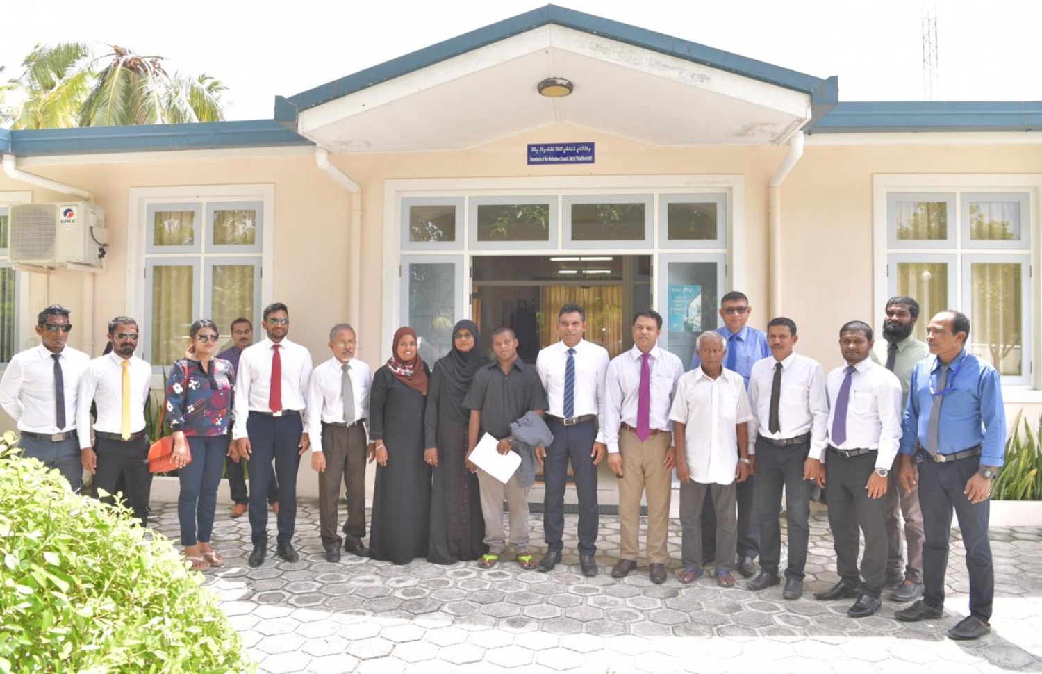 ނައިބު ރައީސް ފައިސަލް ނަސީމާއި އެމަނިކުފާނުގެ ދަތުރުފުޅުގެ ބައިވެރިން މިއަދު ފޮޓޯއަކަށް ހުއްޓިގެން. --- ފޮޓޯ: ރައީސް އޮފީސް