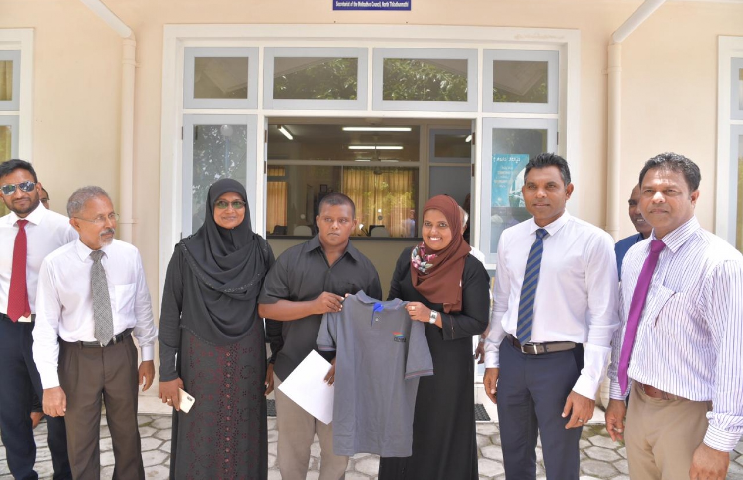 މޮޅަދޫގައި ހާއްސަ އެހީއަށް ބޭނުންވާ ކުއްޖަކަށް ޖެންޑަ މިނިސްޓަރު ފެނަކައިގެ ޓީޝާޓް ދެއްވަނީ. އެ ކުއްޖާ އަށް މޮޅަދޫގައި ހުންނަ އިންޖީނުގެއިން ވަނީ ވަޒީފާ ދީފައި. --- ފޮޓޯ: ރައީސް އޮފީސް