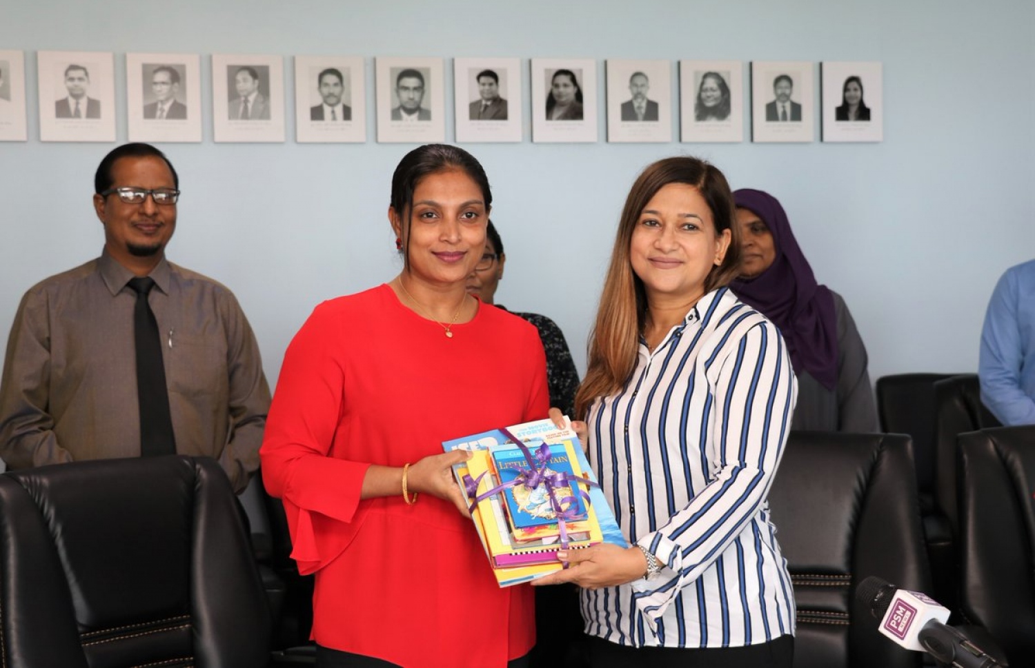 އިނގިރޭސިވިލާތުގައި ހުންނަ ރާއްޖޭގެ އެމްބެސެޑަރު ޑރ. ފަރަހަނާޒް (ކ)، އެޑިއުކޭޝަން މިނިސްޓަރު ޑރ. އައިޝަތު އަލީއަށް ފޮތް ،ހަދިޔާކުރައްވަނީ.-- ފޮޓޯ: އެޑިއުކޭޝަން މިނިސްޓްރީ