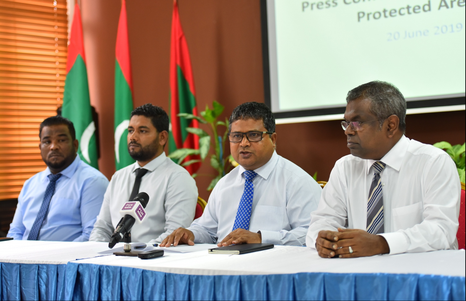 އެންވަޔޮރަމަންޓް މިނިސްޓަރު ޑރ. ހުސައިން ނޫސްވެރިންނަށް މައުލޫމާތު ދެއްވަނީ-- ހިމާޔަތް ކުރާ ތަންތަނުން ނަފާ ހޯދާނެ ކަމަށް ވިދާޅުވި-- ފޮޓޯ: ހުސައިން ވަހީދު/މިހާރު