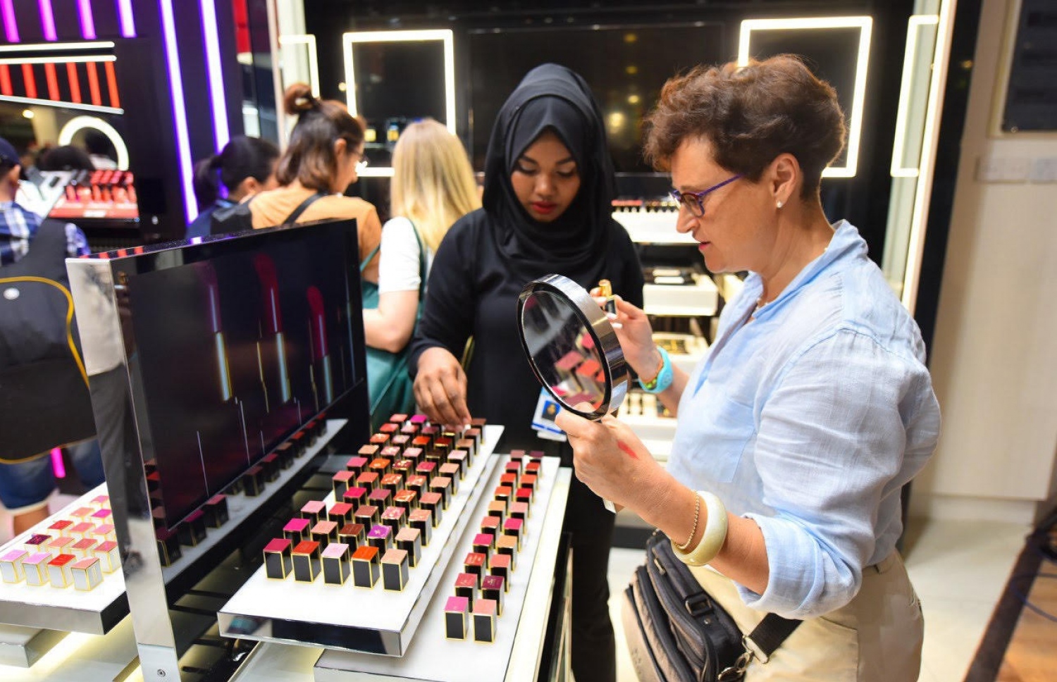 ޓޫރިސްޓަކު މެކް ބްރޭންޑުގެ ލިޕްސްޓިކުތަކުގެ އަޖުމަ ބަލާލަނީ-- ފޮޓޯ: ހުސައިން ވަހީދު/ މިހާރު