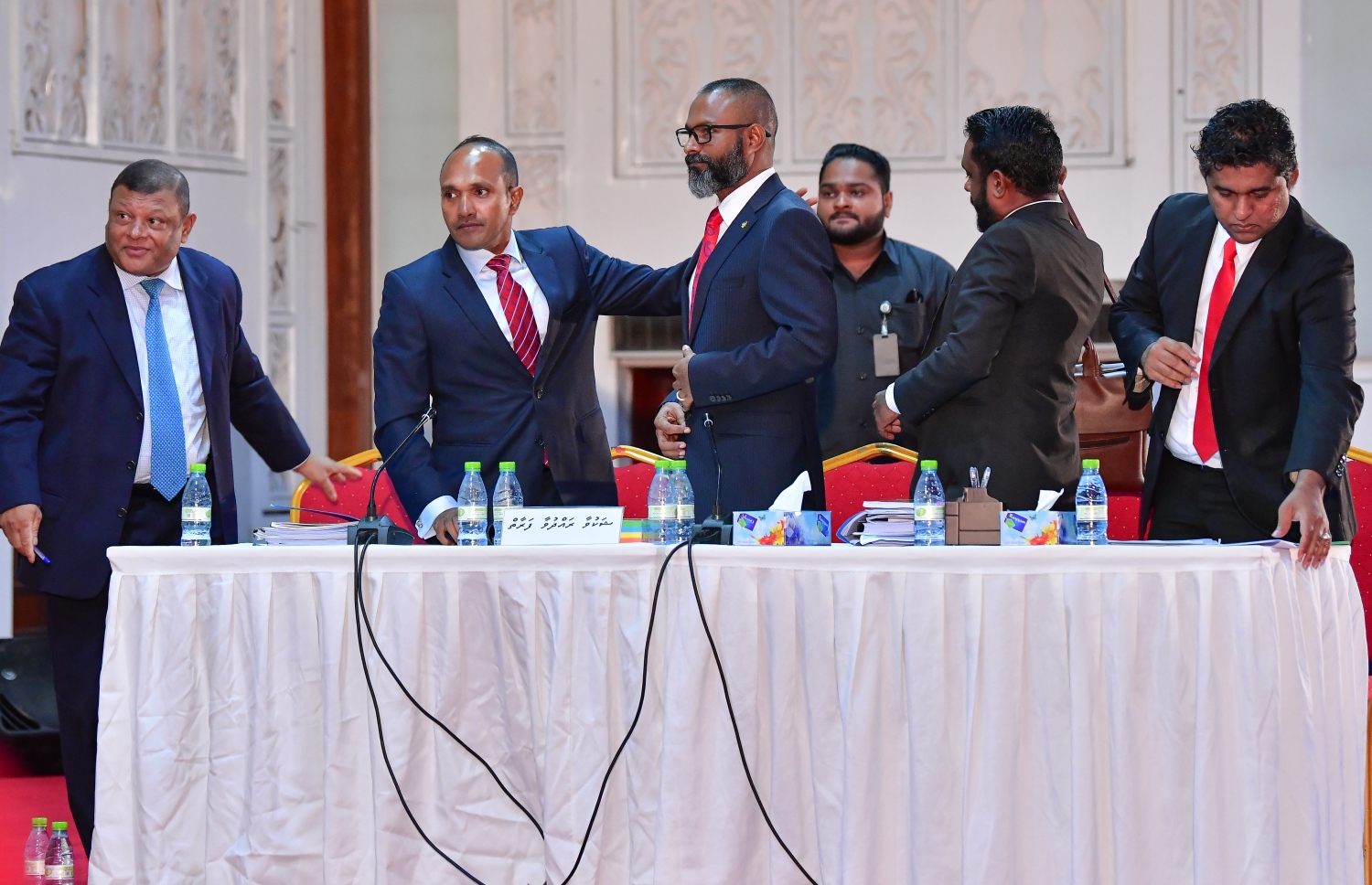 ފަނޑިޔާރު ޑީޑީގެ އެދިވަޑައިގަތުމަކަށް އާންމުކޮށް ހުޅުވާލައިގެން ޖޭއެސްސީން މިދިޔަ ހަފުތާގައި ދަރުބާރުގޭގައި ބޭއްވި ތަހުގީގުގައި، އެމަނިކުފާނު އަދި ގާނޫނީ ވަކީލުންގެ ޓީމު ސްޓޭޖުމަތީގައި.---ފޮޓޯ: ނިޝާން އަލީ/މިހާރު