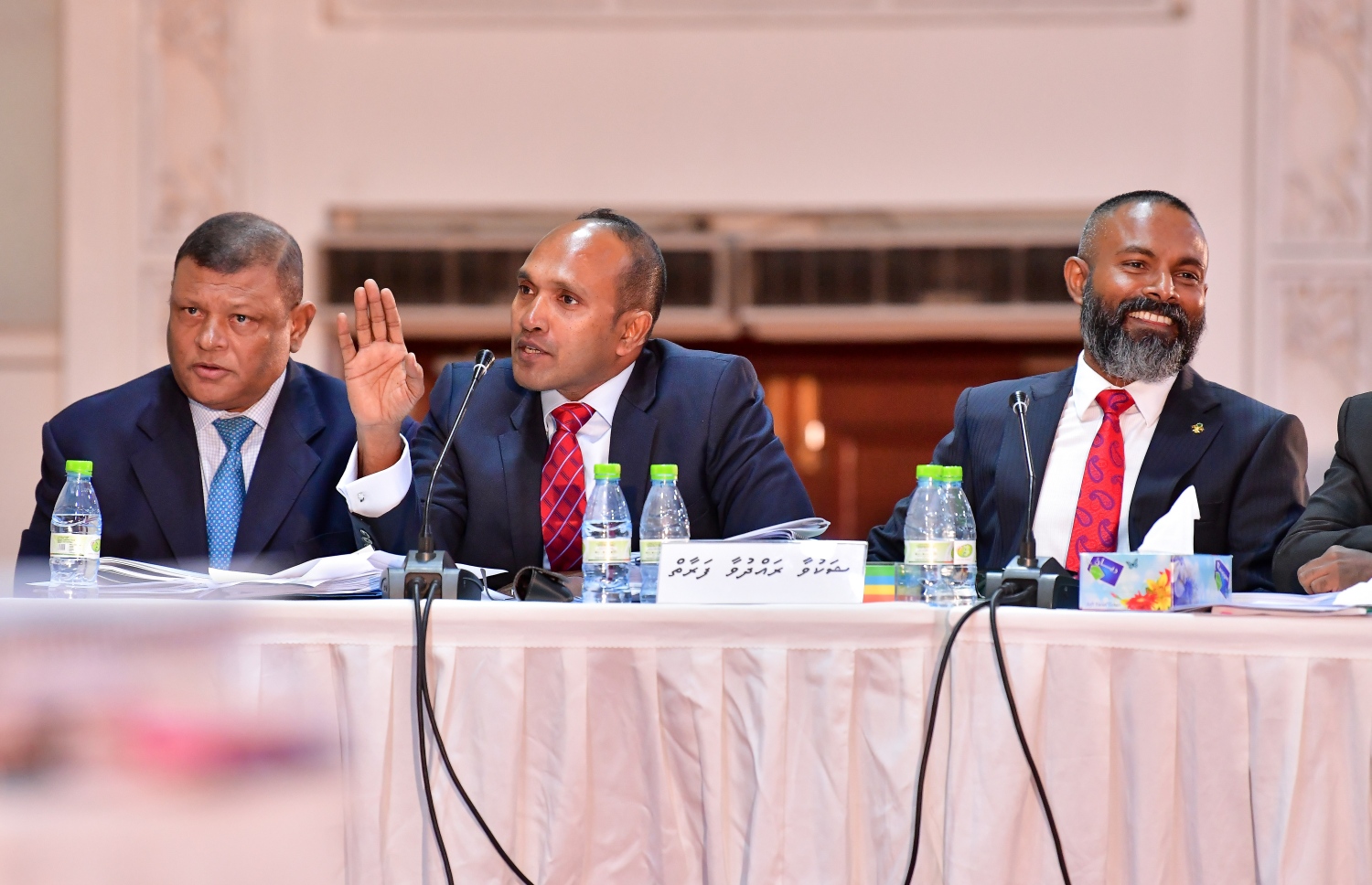 މާލެ-20 ޖޫން 2019: ފަނޑިޔާރު ޑީޑ އެމަނިކުފާނުގެ ވަކީލް ޖަމީލާ އެކު: މިއަދުގެ އަޑުއެހުމުގައި ވަކީލުންނާ ކޮމެޓީއާ ދެމެދު ހޫނު ބަހުގެ ހަމަލާތަކެއް ބަދަލުކުރި -- މިހާރު ފޮޓޯ/ނިޝާން އަލީ