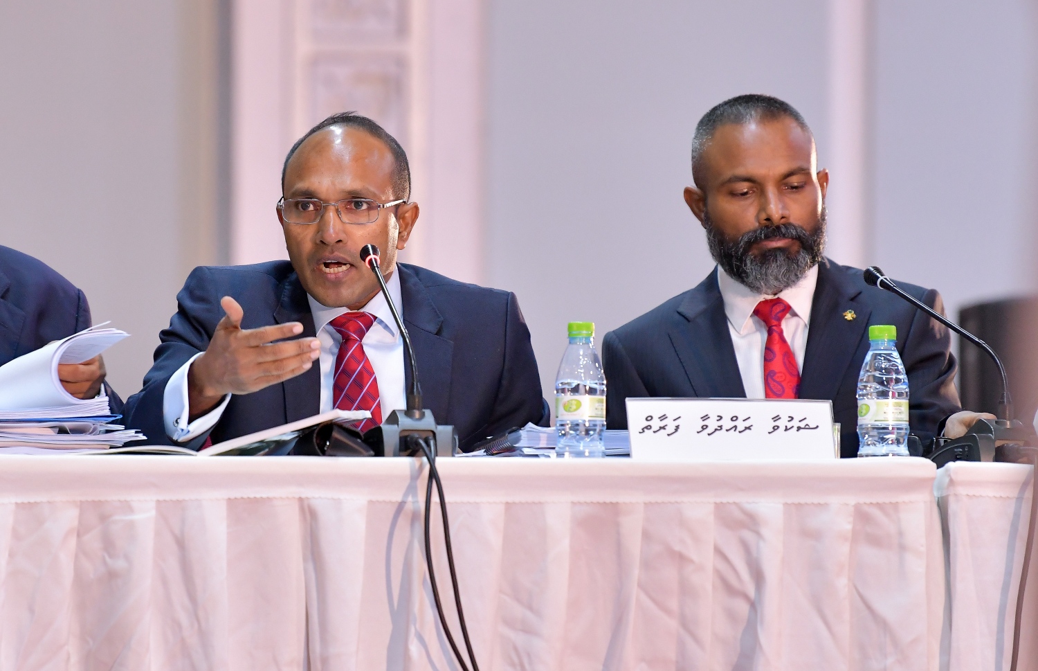 މާލެ- 20 ޖޫން 2019: ސުޕްރީމް ކޯޓުގެ ފަނޑިޔާރު އަބްދުﷲ ދީދީމަައްޗަށް ކުރާ ތުހުމަތުތަކާ ގުޅޭ ގޮތުން ޖުޑިޝަލް ސާވިސް ކޮމިޝަނުން ބަލަމުން އަންނަ މައްސަލައިގައި  އެމަނިކުފާނުގެ ގާނޫނީ ވަކީލުންގެ ޓީމުގައި ހިމެނިވަޑައިގަންނަވާ ހަތަރު ބޭފުޅުންގެ ތެރެއިން ޑރ. ޖަމީލް (ވ) ފަނޑިޔާރު ޑީޑީގެ ދިފާއުގައި ވާހަކަ ދައްކަވަނީ --. ފޮޓޯ: ނިޝާން އަލީ/މިހާރު