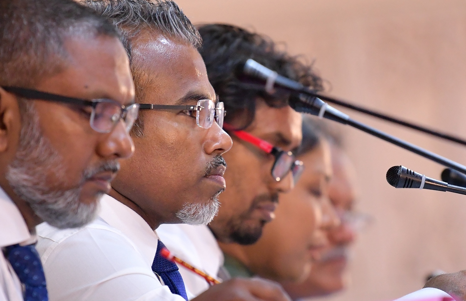 މާލެ- 20 ޖޫން 2019: ސުޕްރީމް ކޯޓުގެ ފަނޑިޔާރު އަބްދުﷲ ދީދީމަައްޗަށް ކުރާ ތުހުމަތުތަކާ ގުޅޭ ގޮތުން ޖުޑިޝަލް ސާވިސް ކޮމިޝަނުން ބަލަމުން އަންނަ މައްސަލައިގެ ފުރަތަމަ އަޑުއެހުމުގެ ތެރެއިން އެކޮމިޝަންގެ މެމްބަރު މިއަދު ތަހުގީގު ކުރިޔަށް ގެންދަނީ--. ފޮޓޯ: ނިޝާން އަލީ/މިހާރު