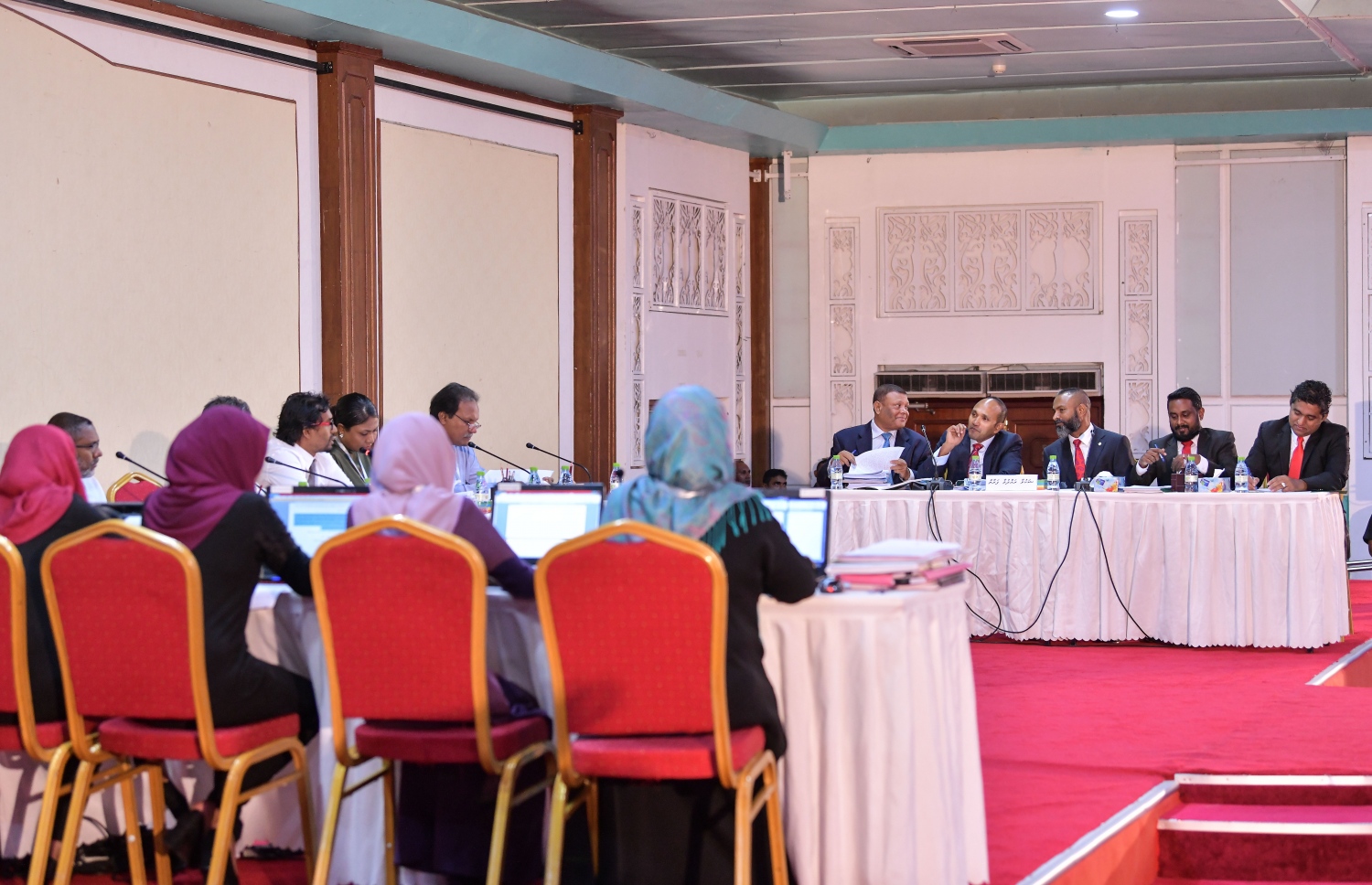 މާލެ-20 ޖޫން 2019: ފަނޑިޔާރު ޑީޑީގެ މައްޗަށް ކުރާ ތުހުމަތުތަކާ ގުޅޭ ތަހުގީގު ކުރާ ޖޭއެސްސީގެ ކޮމިޓީގެ މެމްބަރުން މިއަދުގެ ތަހުގީގު ކުރިއަށް ގެންދާއިރު، ފަނޑިޔާރު ޑީޑީ އާއި އެމަނިކުފާނުގެ ވަކީލުންގެ ޓީމު.---ފޮޓޯ: ނިޝާން އަލީ/މިހާރު