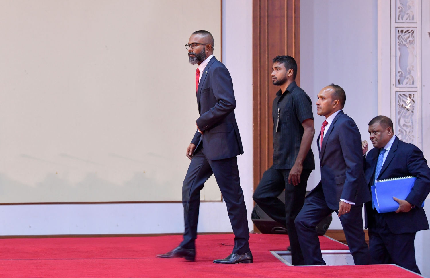 މާލެ- 20 ޖޫން 2019: ސުޕްރީމް ކޯޓުގެ ފަނޑިޔާރު އަބްދުﷲ ދީދީމަައްޗަށް ކުރާ ތުހުމަތުތަކާ ގުޅޭ ގޮތުން ޖުޑިޝަލް ސާވިސް ކޮމިޝަނުން ބަލަމުން އަންނަ މައްސަލައިގެ ފުރަތަމަ އަޑުއެހުމަށް ފަނޑިޔާރު ޑީޑީ އަދި އެމަނިކުފާނުގެ ގާނޫނީ ވަކީލުންގެ ޓީމުގައި ބޭފުޅުންގެ ވަދެވަޑައިގަންނަވަނީ--. ފޮޓޯ: ނިޝާން އަލީ/މިހާރު