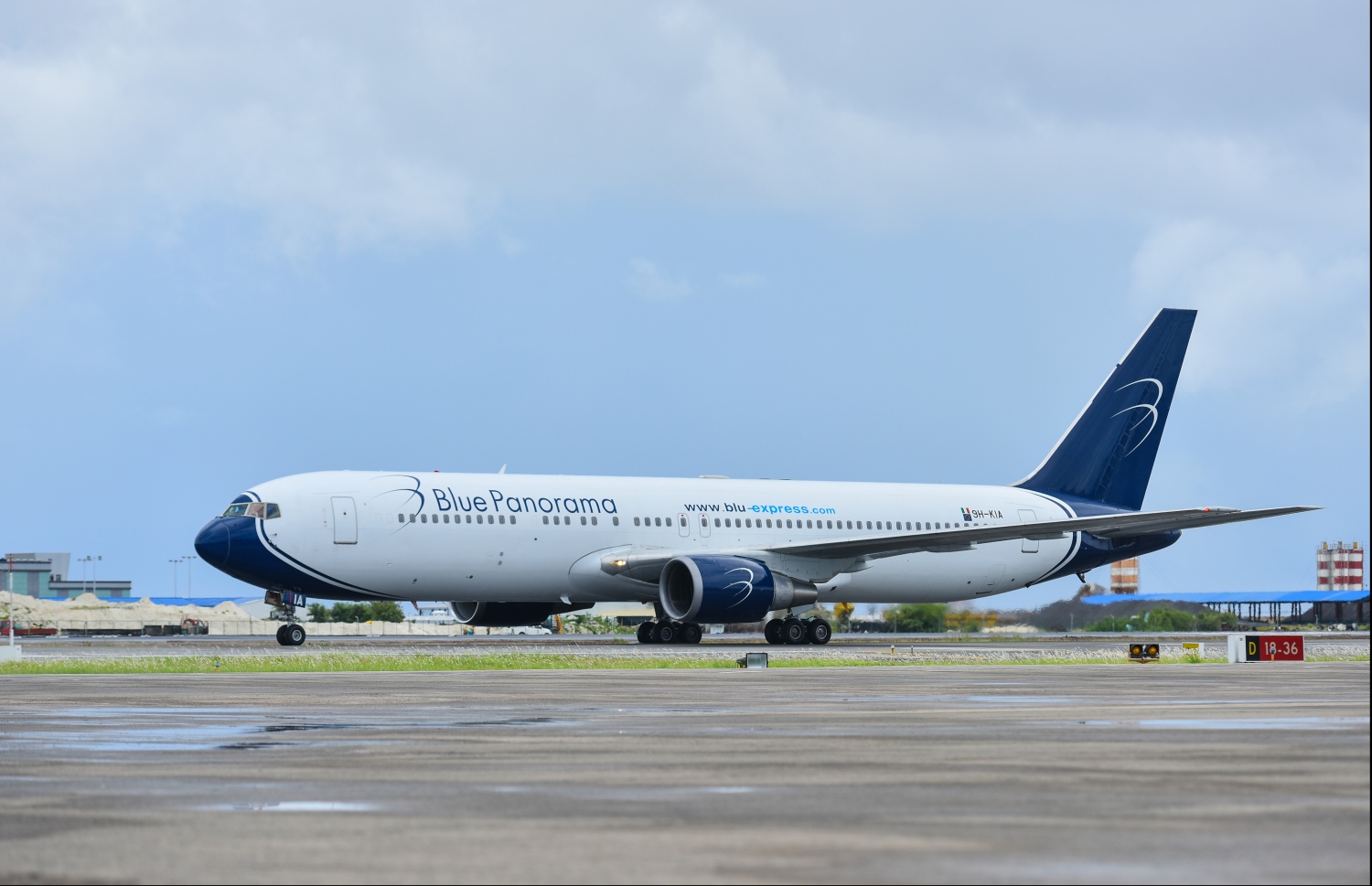 މާލެ: ޖޫން 8، 2019- ޕޮލެންޑާއި ރާއްޖެއާ ދެމެދު ބަޖެޓް އެއާލައިން "ބްލޫ ޕެނޮރާމާ"ގެ ސީދާ ދަތުރުތައް ފެށުމުގެ ގޮތުން ވެލާނާ އިންޓަނޭޝަނަލް އެއާޕޯޓަށް ޖެއްސި ފުރަތަމަ ފްލައިޓް.---ފޮޓޯ: ހުސައިން ވަހީދު/މިހާރު