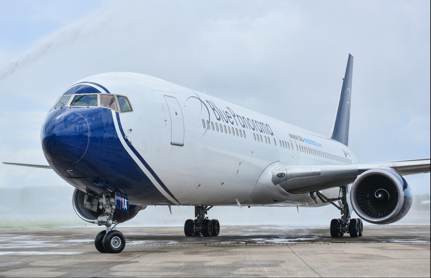 މާލެ: ޖޫން 8، 2019- ޕޮލެންޑާއި ރާއްޖެއާ ދެމެދު ބަޖެޓް އެއާލައިން "ބްލޫ ޕެނޮރާމާ"ގެ ސީދާ ދަތުރުތައް ފެށުމުގެ ގޮތުން ވެލާނާ އިންޓަނޭޝަނަލް އެއާޕޯޓަށް ޖެއްސި ފުރަތަމަ ފްލައިޓް.---ފޮޓޯ: ހުސައިން ވަހީދު/މިހާރު