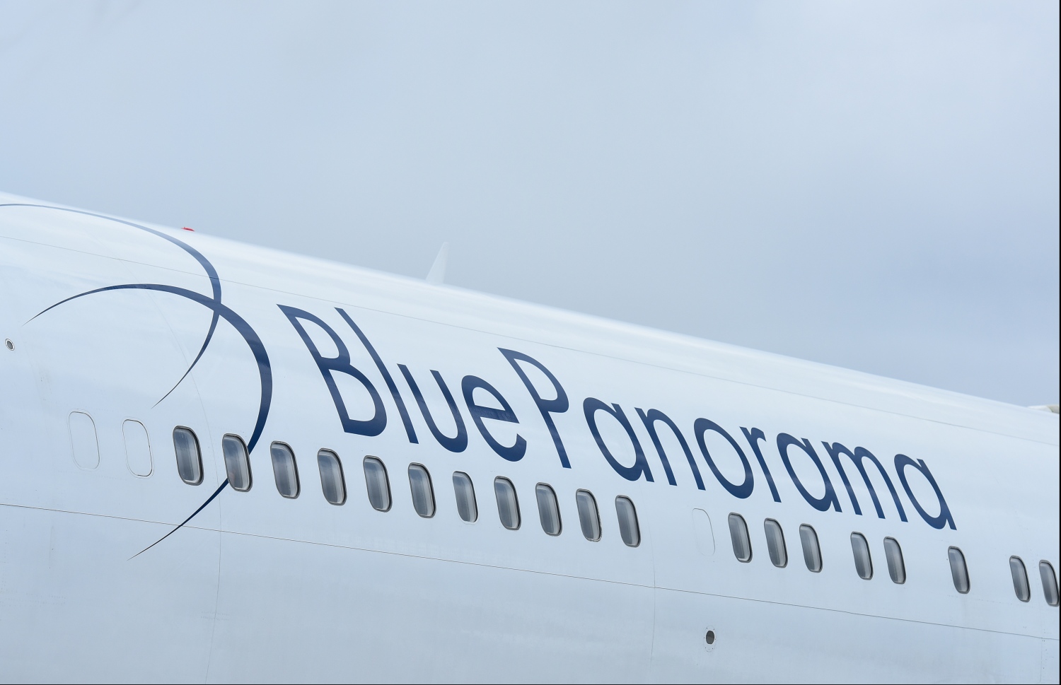 މާލެ: ޖޫން 8، 2019- ޕޮލެންޑާއި ރާއްޖެއާ ދެމެދު ބަޖެޓް އެއާލައިން "ބްލޫ ޕެނޮރާމާ"ގެ ސީދާ ދަތުރުތައް ފެށުމުގެ ގޮތުން ވެލާނާ އިންޓަނޭޝަނަލް އެއާޕޯޓަށް ޖެއްސި ފުރަތަމަ ފްލައިޓް.---ފޮޓޯ: ހުސައިން ވަހީދު/މިހާރު