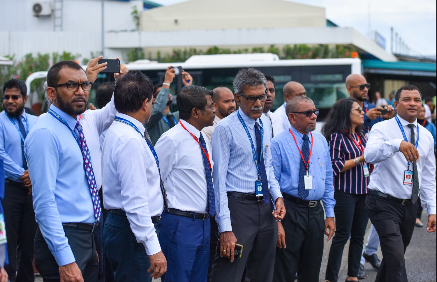 މާލެ: ޖޫން 8، 2019- ޕޮލެންޑާއި ރާއްޖެއާ ދެމެދު ބަޖެޓް އެއާލައިން "ބްލޫ ޕެނޮރާމާ"ގެ ސީދާ ދަތުރުތައް ފެށުމުގެ ގޮތުން ވެލާނާ އިންޓަނޭޝަނަލް އެއާޕޯޓަށް ޖެއްސި ފުރަތަމަ ފްލައިޓަށް މަރުހަބާ ކިޔުމަށް އެމްއޭސީއެލްގެ އިސްވެރިން މަޑުކޮށްލައިގެން.---ފޮޓޯ: ހުސައިން ވަހީދު/މިހާރު