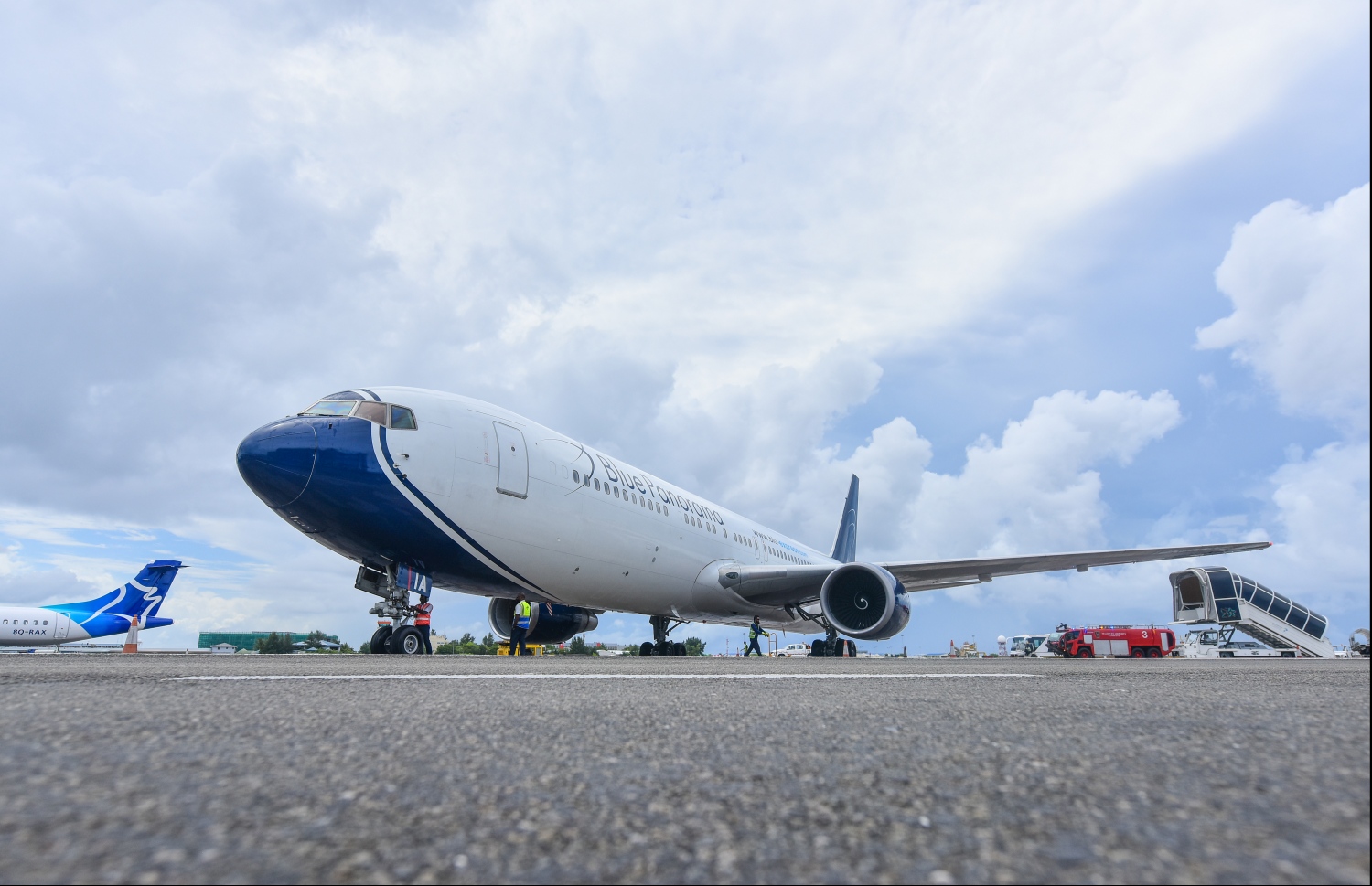 މާލެ: ޖޫން 8، 2019- ޕޮލެންޑާއި ރާއްޖެއާ ދެމެދު ބަޖެޓް އެއާލައިން "ބްލޫ ޕެނޮރާމާ"ގެ ސީދާ ދަތުރުތައް ފެށުމުގެ ގޮތުން ވެލާނާ އިންޓަނޭޝަނަލް އެއާޕޯޓަށް ޖެއްސި ފުރަތަމަ ފްލައިޓް.---ފޮޓޯ: ހުސައިން ވަހީދު/މިހާރު