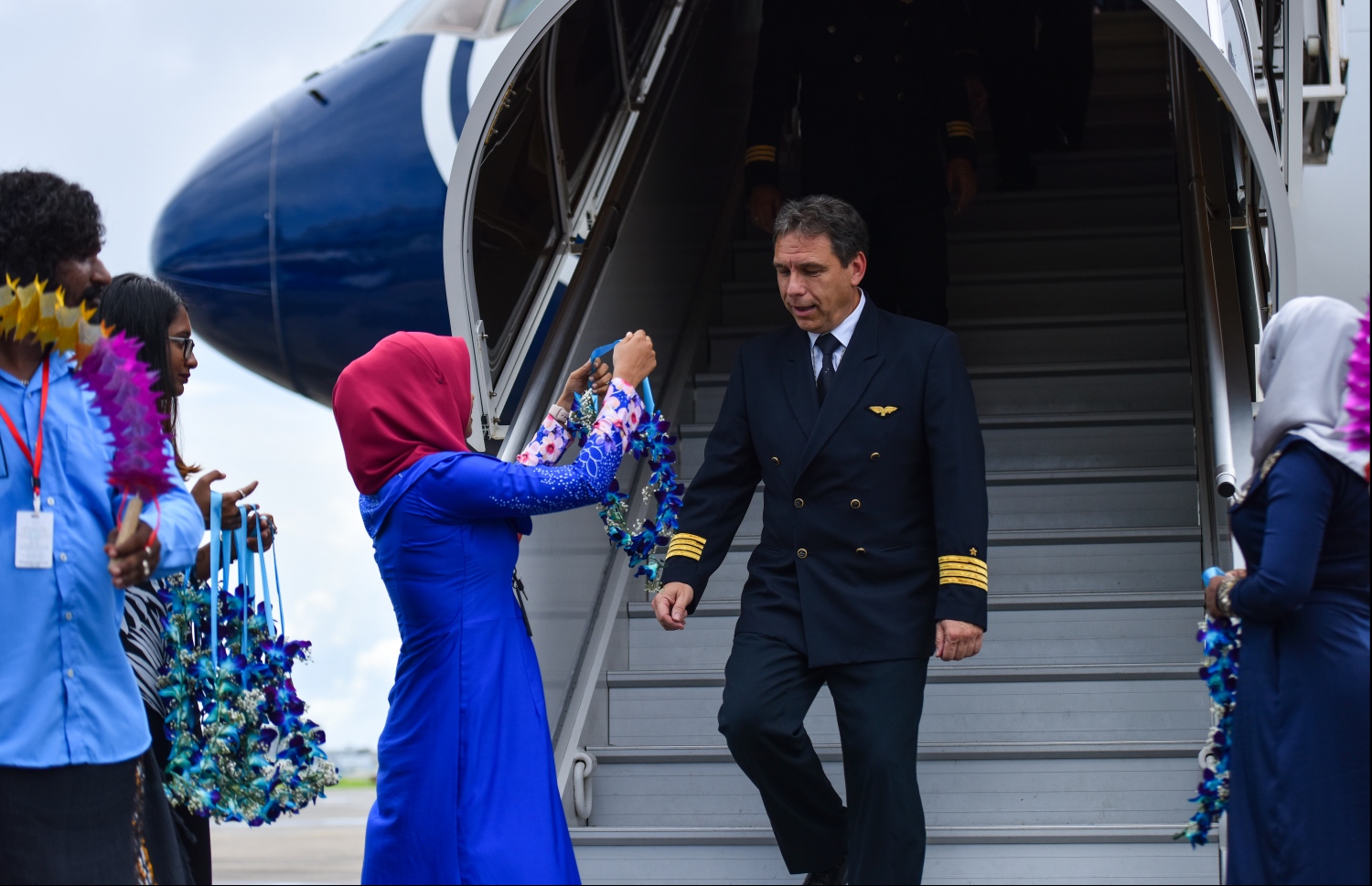 މާލެ: ޖޫން 8، 2019- ޕޮލެންޑާއި ރާއްޖެއާ ދެމެދު ބަޖެޓް އެއާލައިން "ބްލޫ ޕެނޮރާމާ"ގެ ސީދާ ދަތުރުތައް ފެށުމުގެ ގޮތުން ވެލާނާ އިންޓަނޭޝަނަލް އެއާޕޯޓަށް ޖެއްސި ފުރަތަމަ ފްލައިޓްގެ ކެޕްޓަނަށް އެމްއޭސީއެލްގެ ފަރާތުން މާބޮނޑިއަކާއެކު މަރުހަބާ ކިޔަނީ.---ފޮޓޯ: ހުސައިން ވަހީދު/މިހާރު