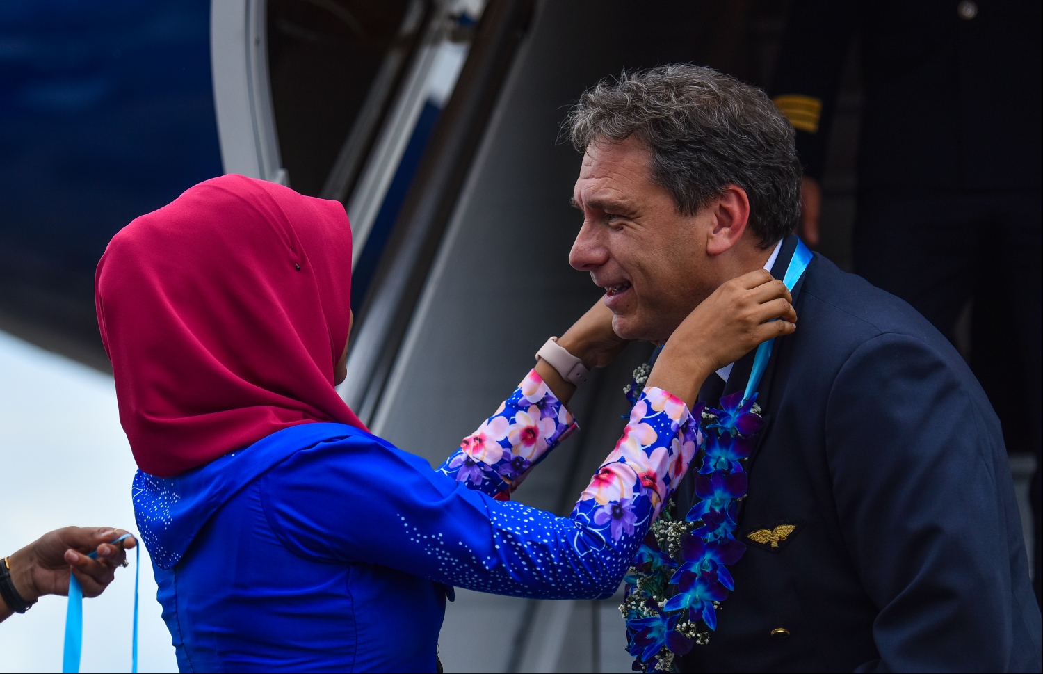 މާލެ: ޖޫން 8، 2019- ޕޮލެންޑާއި ރާއްޖެއާ ދެމެދު ބަޖެޓް އެއާލައިން "ބްލޫ ޕެނޮރާމާ"ގެ ސީދާ ދަތުރުތައް ފެށުމުގެ ގޮތުން ވެލާނާ އިންޓަނޭޝަނަލް އެއާޕޯޓަށް ޖެއްސި ފުރަތަމަ ފްލައިޓްގެ ކެޕްޓަންއަށް އެމްއޭސީއެލް އިން މާފައްޗަކާއެކު މަރުހަބާ ކިޔަނީ.---ފޮޓޯ: ހުސައިން ވަހީދު/މިހާރު