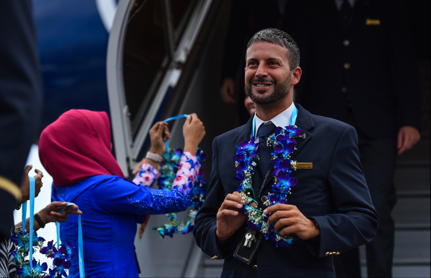 މާލެ: ޖޫން 8، 2019- ޕޮލެންޑާއި ރާއްޖެއާ ދެމެދު ބަޖެޓް އެއާލައިން "ބްލޫ ޕެނޮރާމާ"ގެ ސީދާ ދަތުރުތައް ފެށުމުގެ ގޮތުން ވެލާނާ އިންޓަނޭޝަނަލް އެއާޕޯޓަށް ޖެއްސި ފުރަތަމަ ފްލައިޓްގެ ފަޅުވެރިއަކަށް އެމްއޭސީއެލް އިން މާފައްޗަކާއެކު މަރުހަބާ ކިޔަނީ.---ފޮޓޯ: ހުސައިން ވަހީދު/މިހާރު